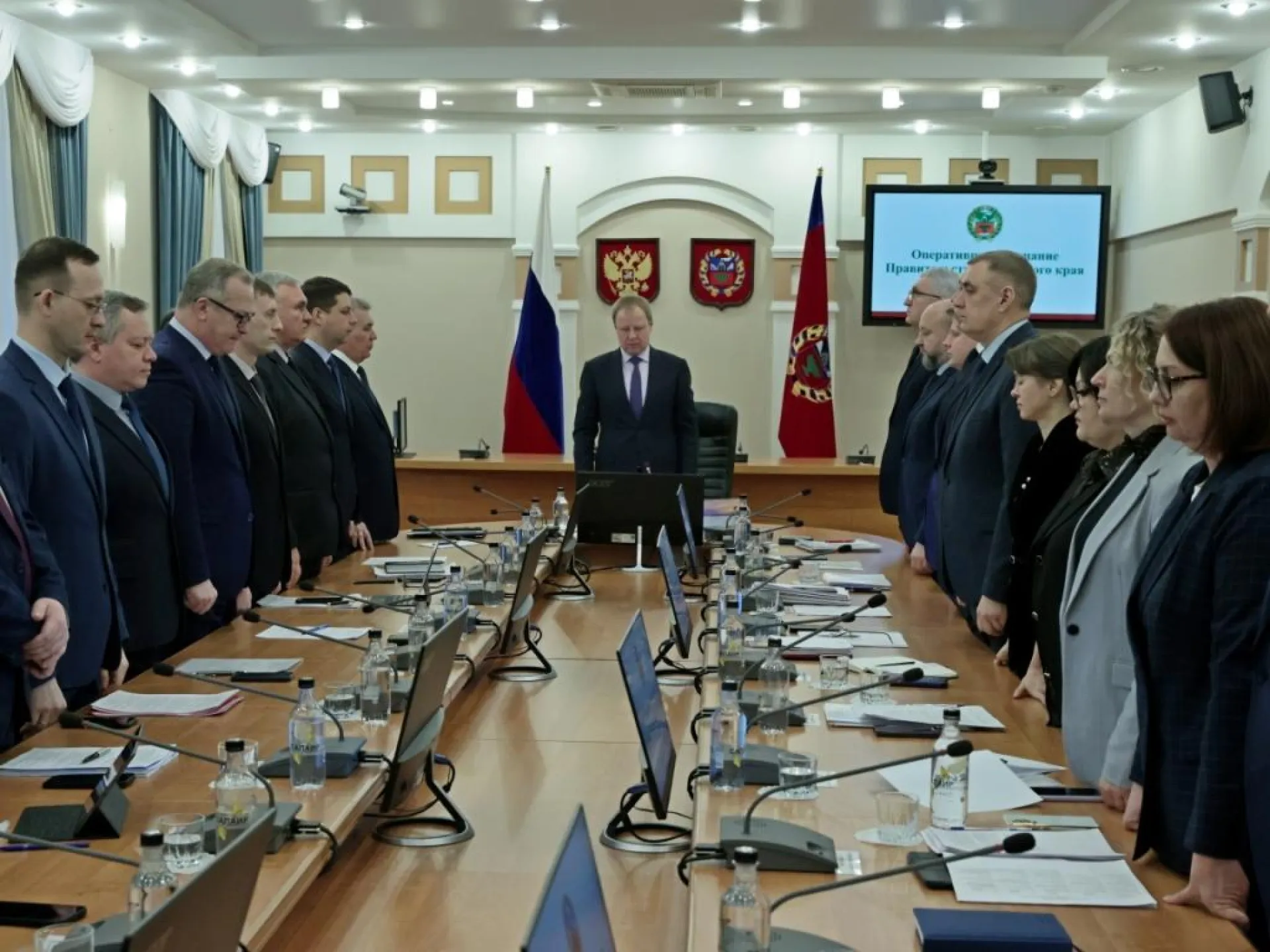 Рабочая неделя в правительстве Алтайского края началась с минуты молчания Рабочая неделя в правительстве Алтайского края началась с минуты молчания