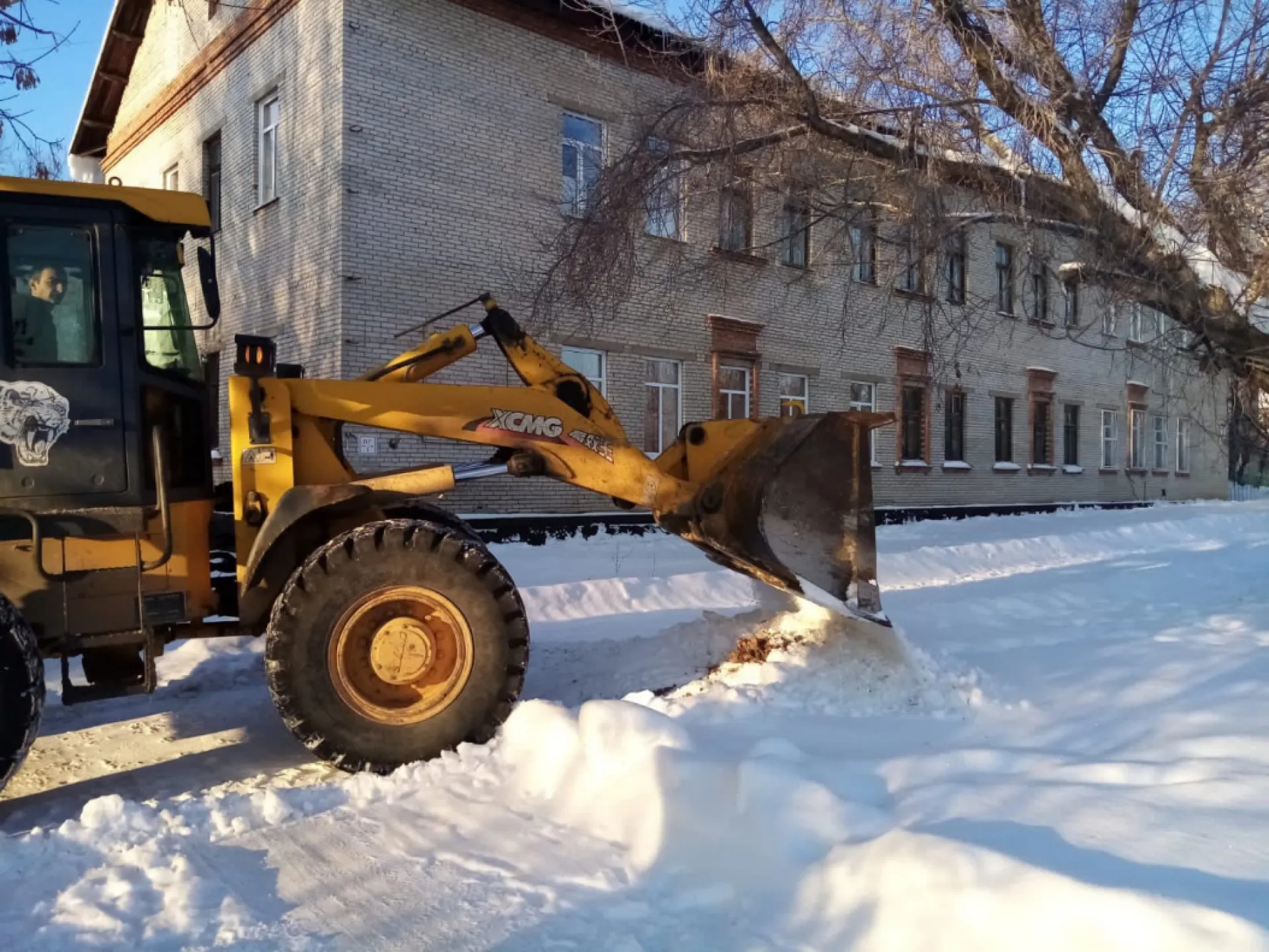 Более 1300 рабочих очищают улицы Барнаула от снега 14 декабря Более 1300 рабочих очищают улицы Барнаула от снега 14 декабря