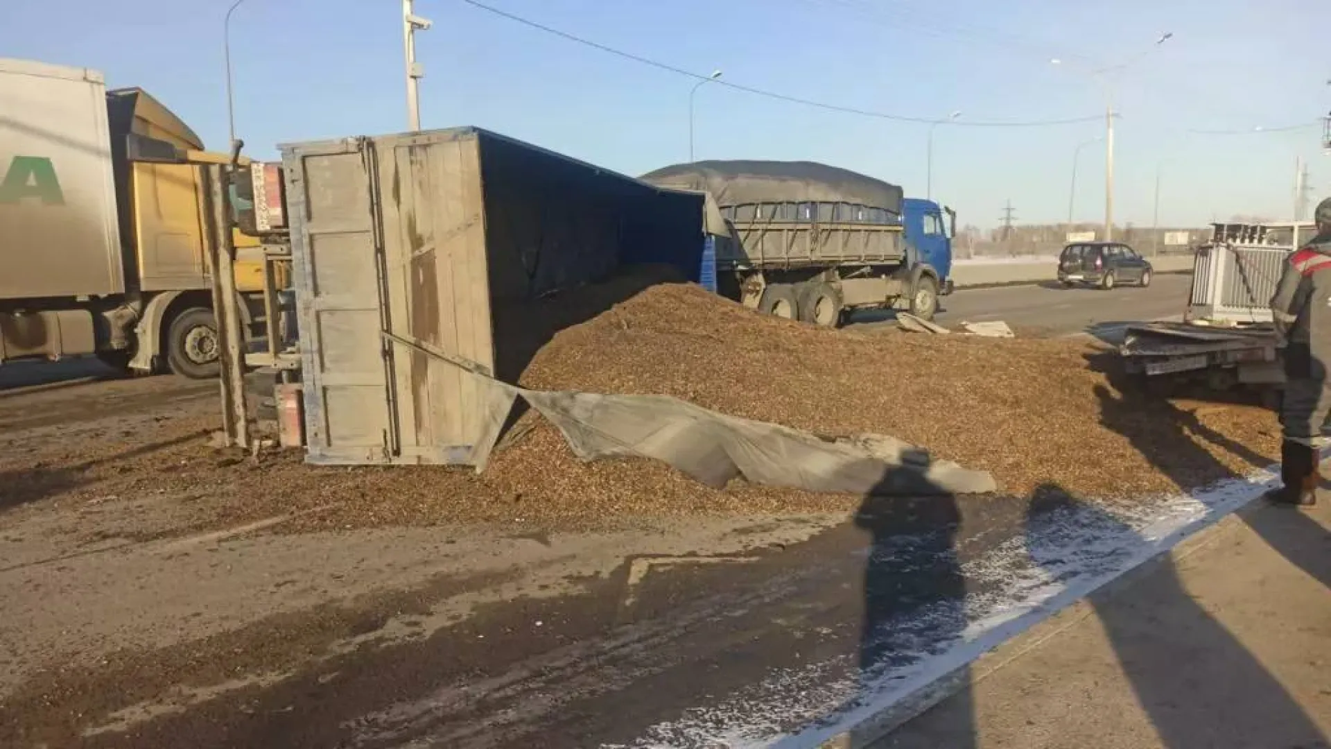 На алтайской трассе перевернулся прицеп с гречкой На алтайской трассе перевернулся прицеп с гречкой