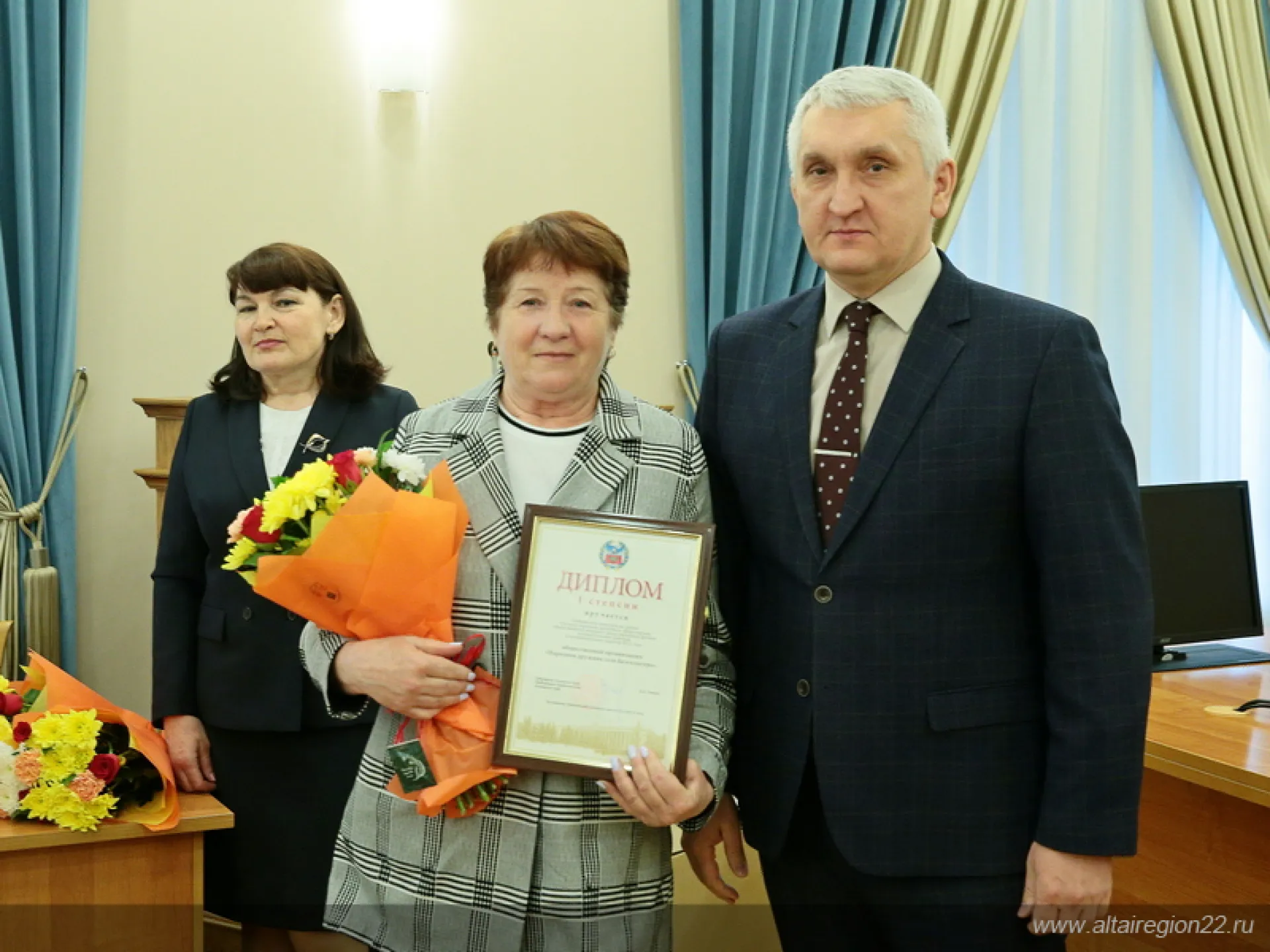 Лучших народных дружинников наградили в Правительстве Алтайского края Лучших народных дружинников наградили в Правительстве Алтайского края