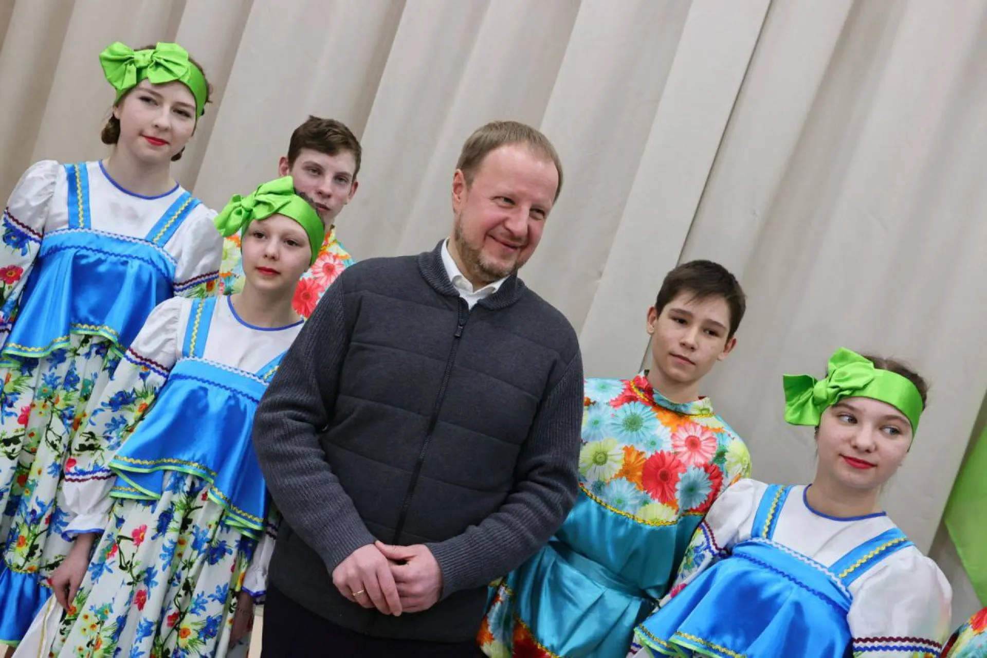 Виктор Томенко посетил отремонтированную школу искусств в Завьялове Виктор Томенко посетил отремонтированную школу искусств в Завьялове