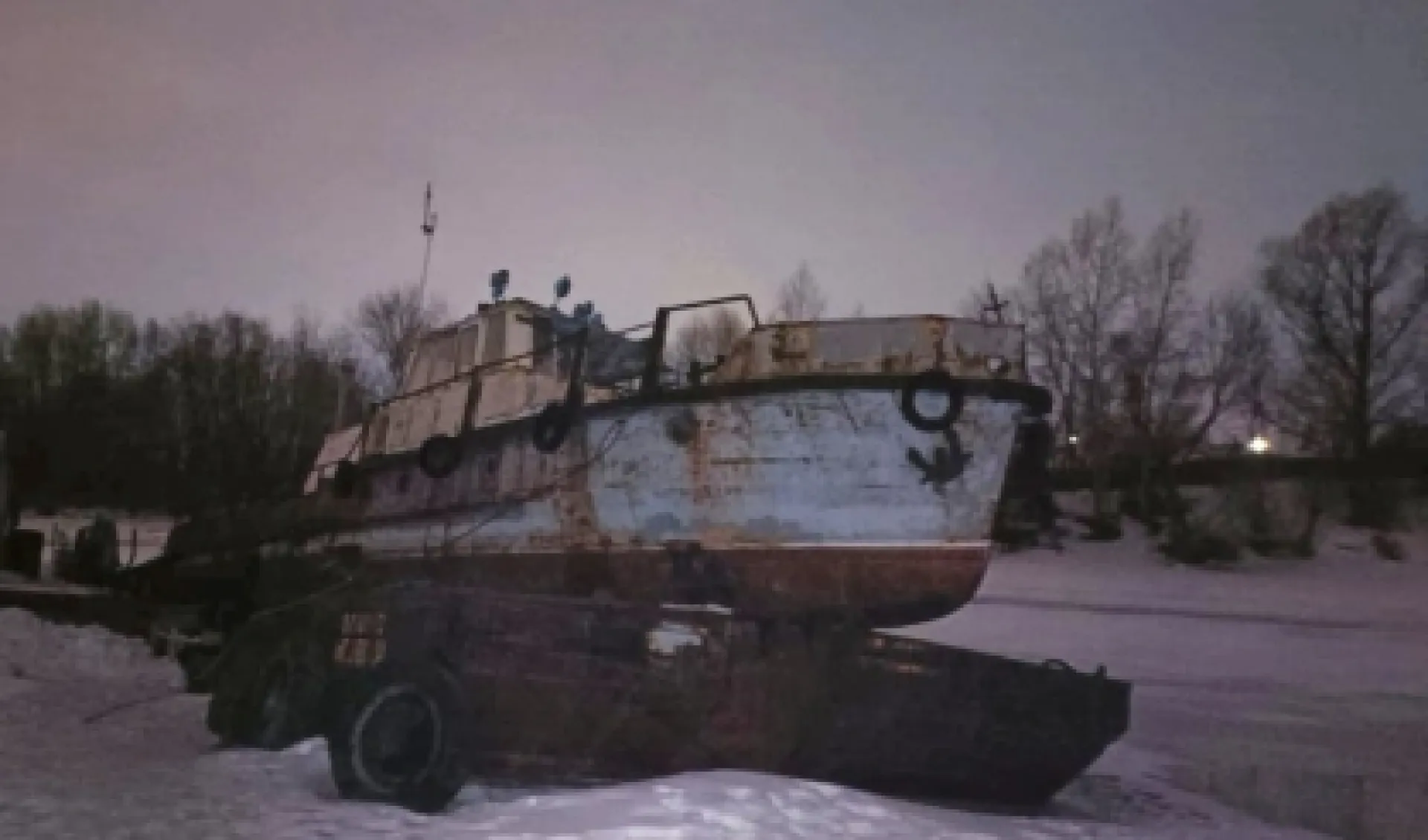 Груженая баржа частично затонула на Оби Груженая баржа частично затонула на Оби