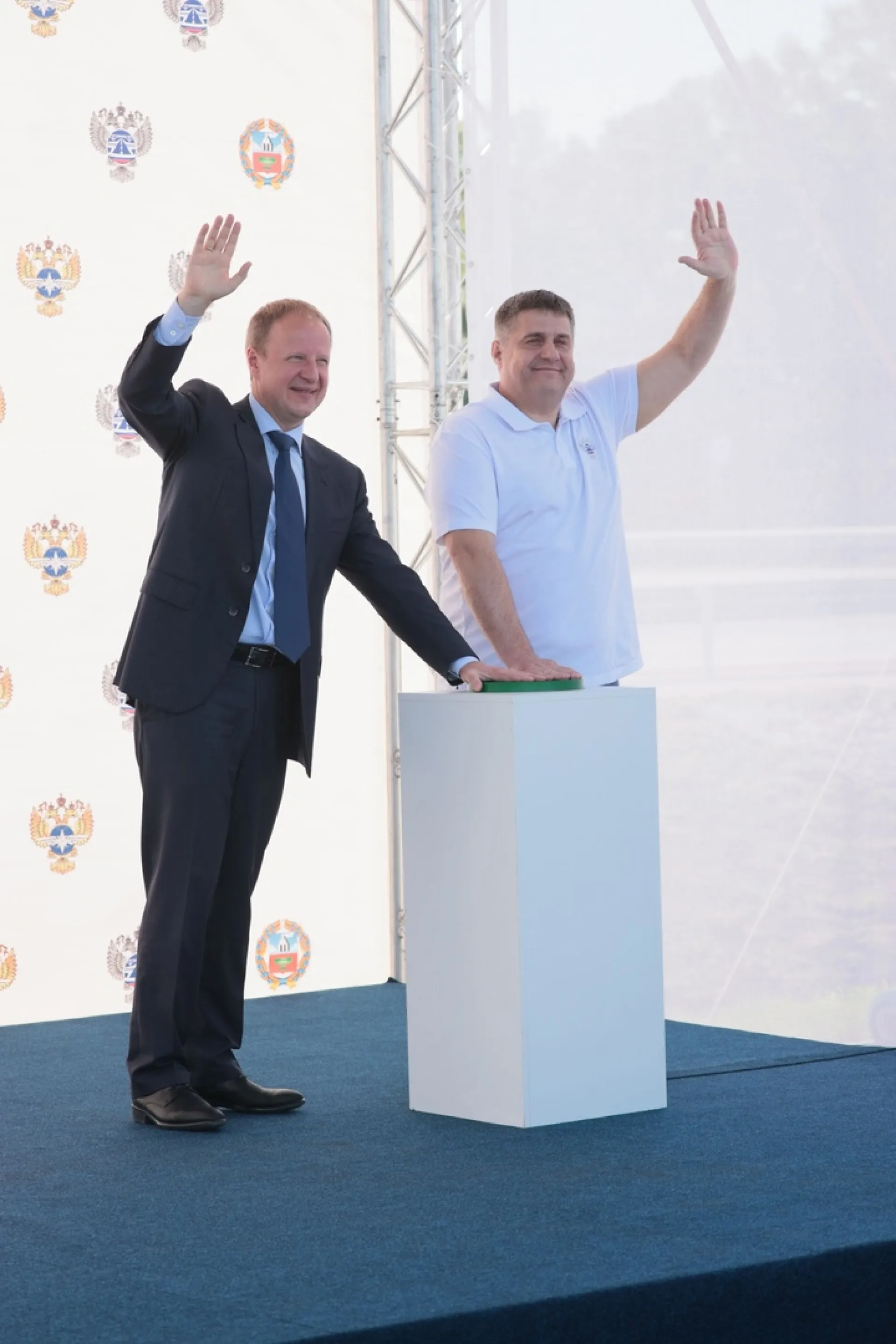 Губернатор Томенко и глава Росавтодора открыли расширенные участки Чуйского тракта Губернатор Томенко и глава Росавтодора открыли расширенные участки Чуйского тракта