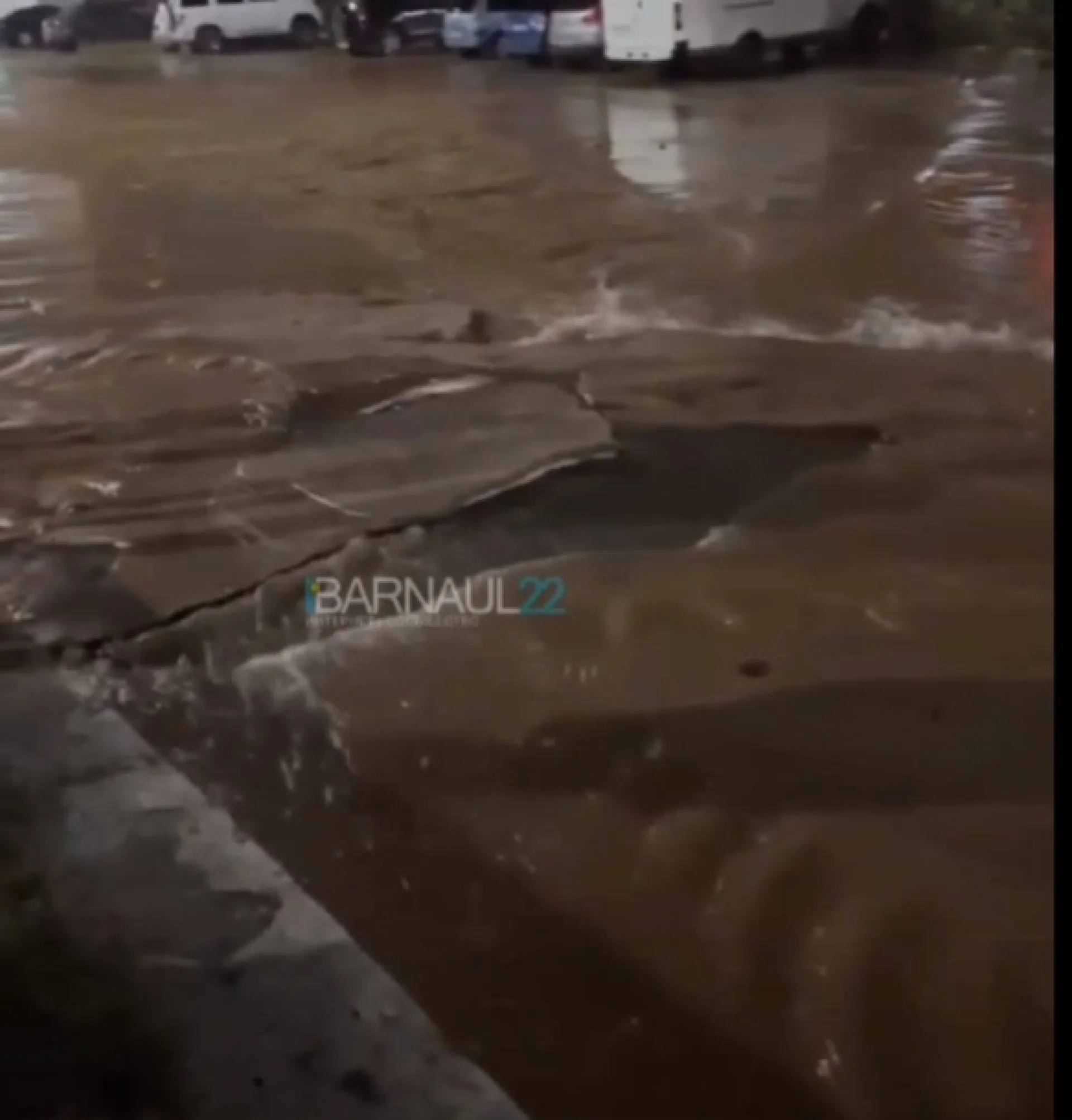 В центре Барнаула прорвало трубу. Специалисты водоканала устраняют последствия В центре Барнаула прорвало трубу. Специалисты водоканала устраняют последствия