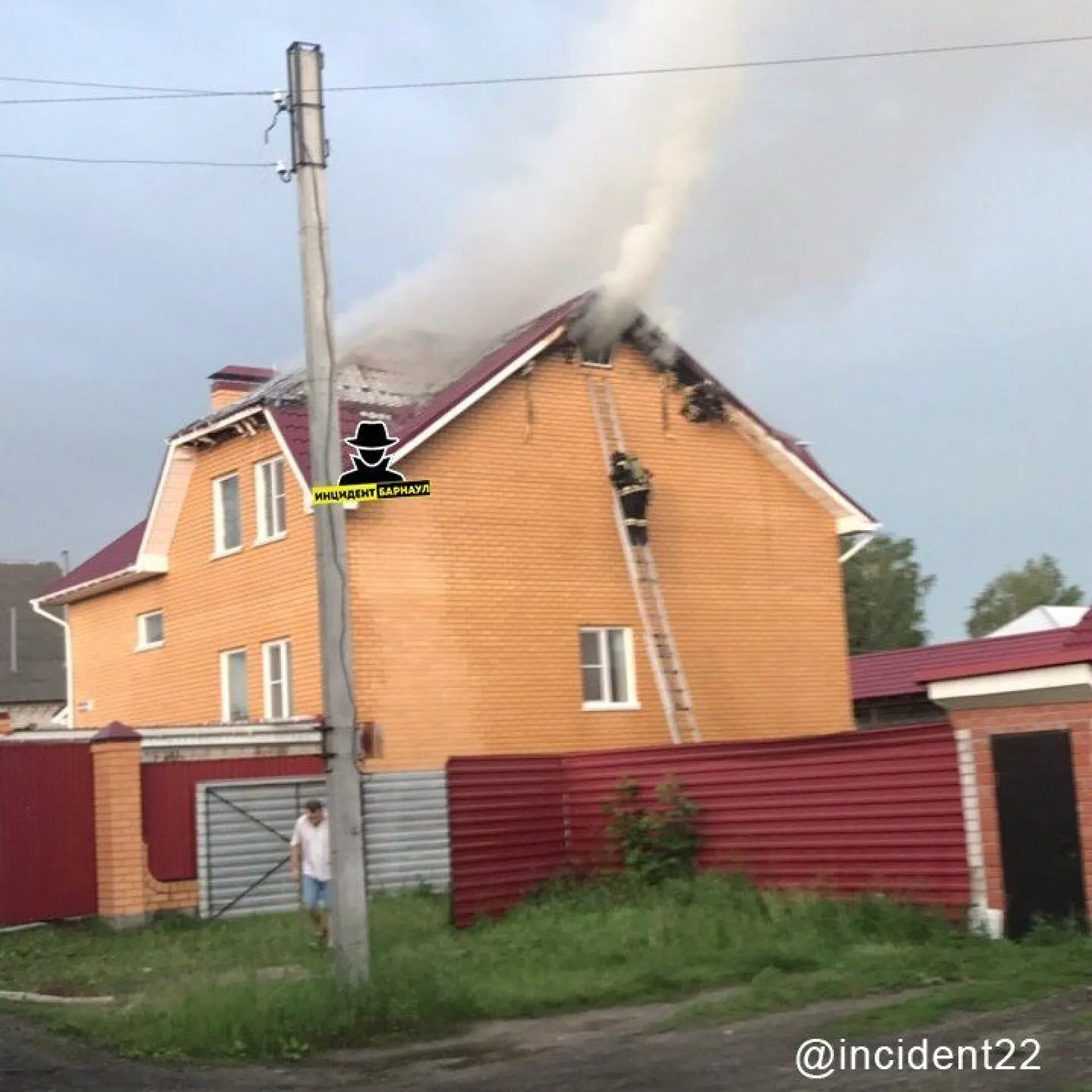 Соцсети: молния попала в крышу частного дома в Барнауле 