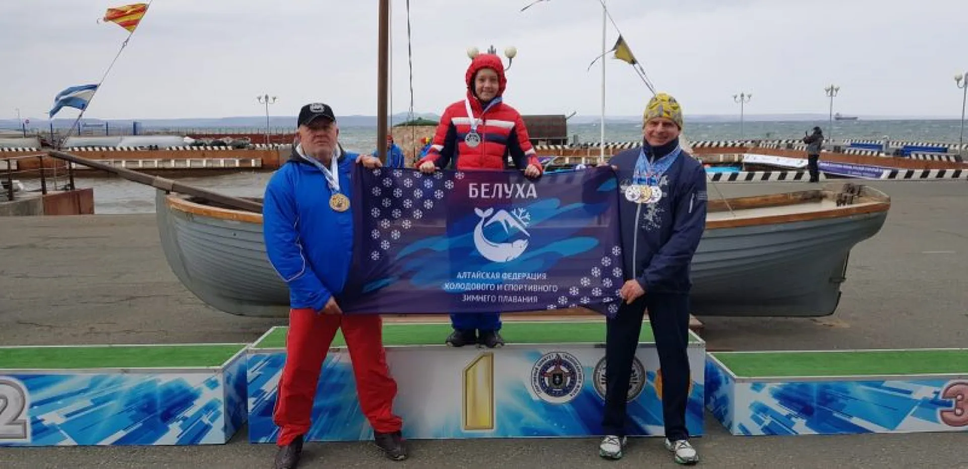 Алтайские моржи установили мировой рекорд на чемпионате России по зимнему плаванию Алтайские моржи установили мировой рекорд на чемпионате России по зимнему плаванию