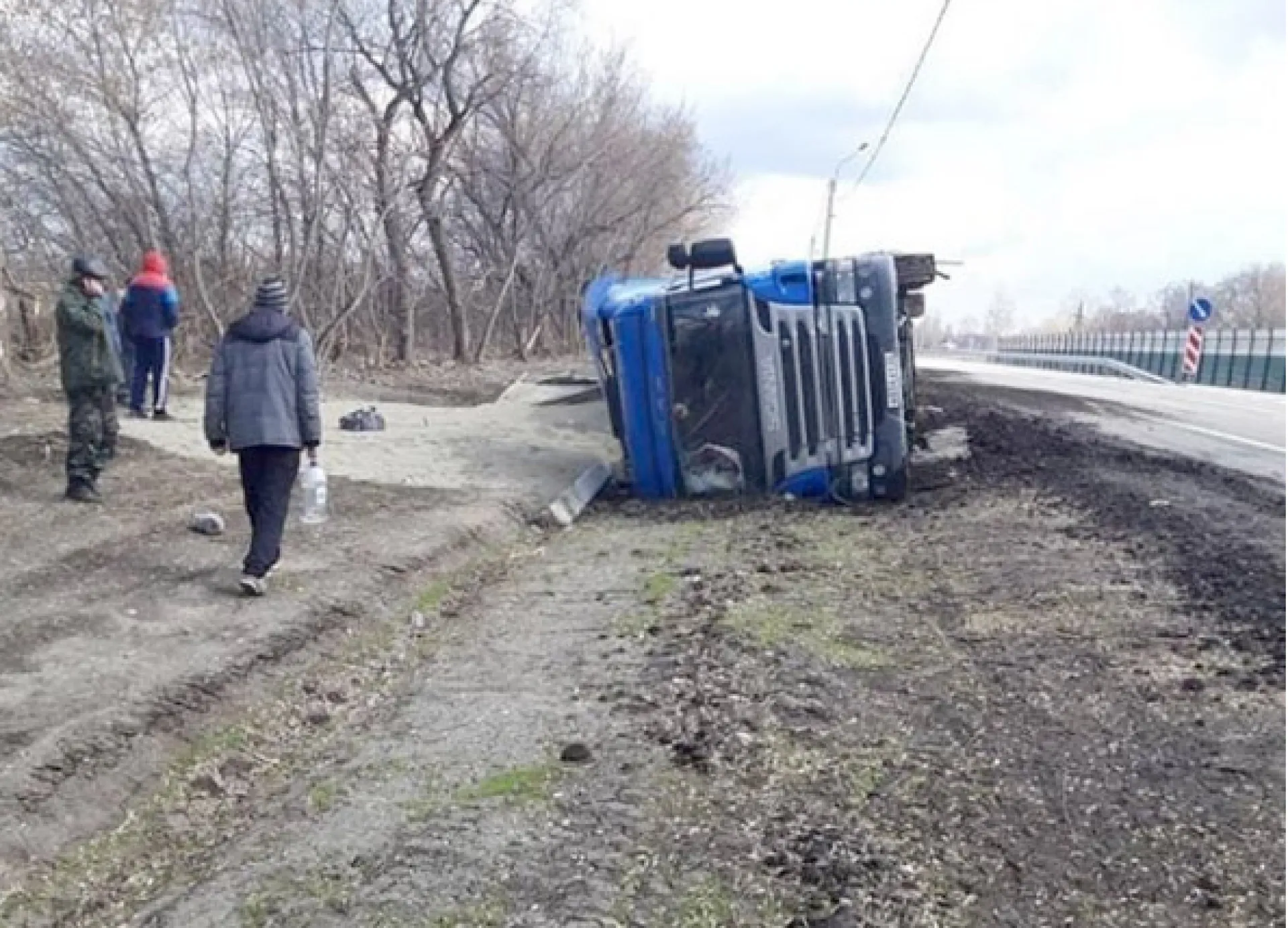 Большегруз перевернулся на трассе в Алтайском крае Большегруз перевернулся на трассе в Алтайском крае