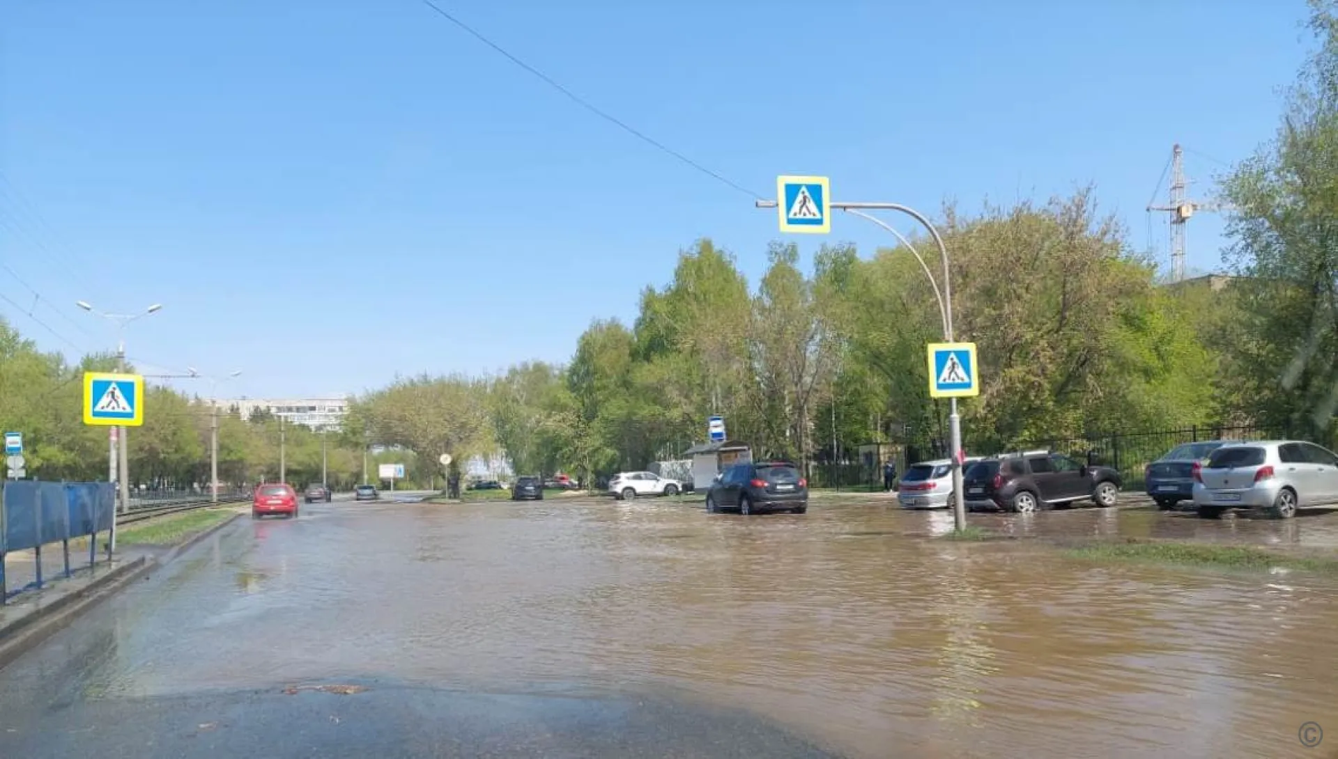 Водопроводной водой затопило одну из улиц Барнаула Водопроводной водой затопило одну из улиц Барнаула
