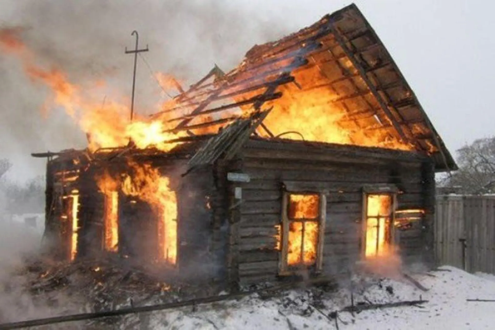 Барнаулец пытался избавиться от крыс, но сжёг дом соседей