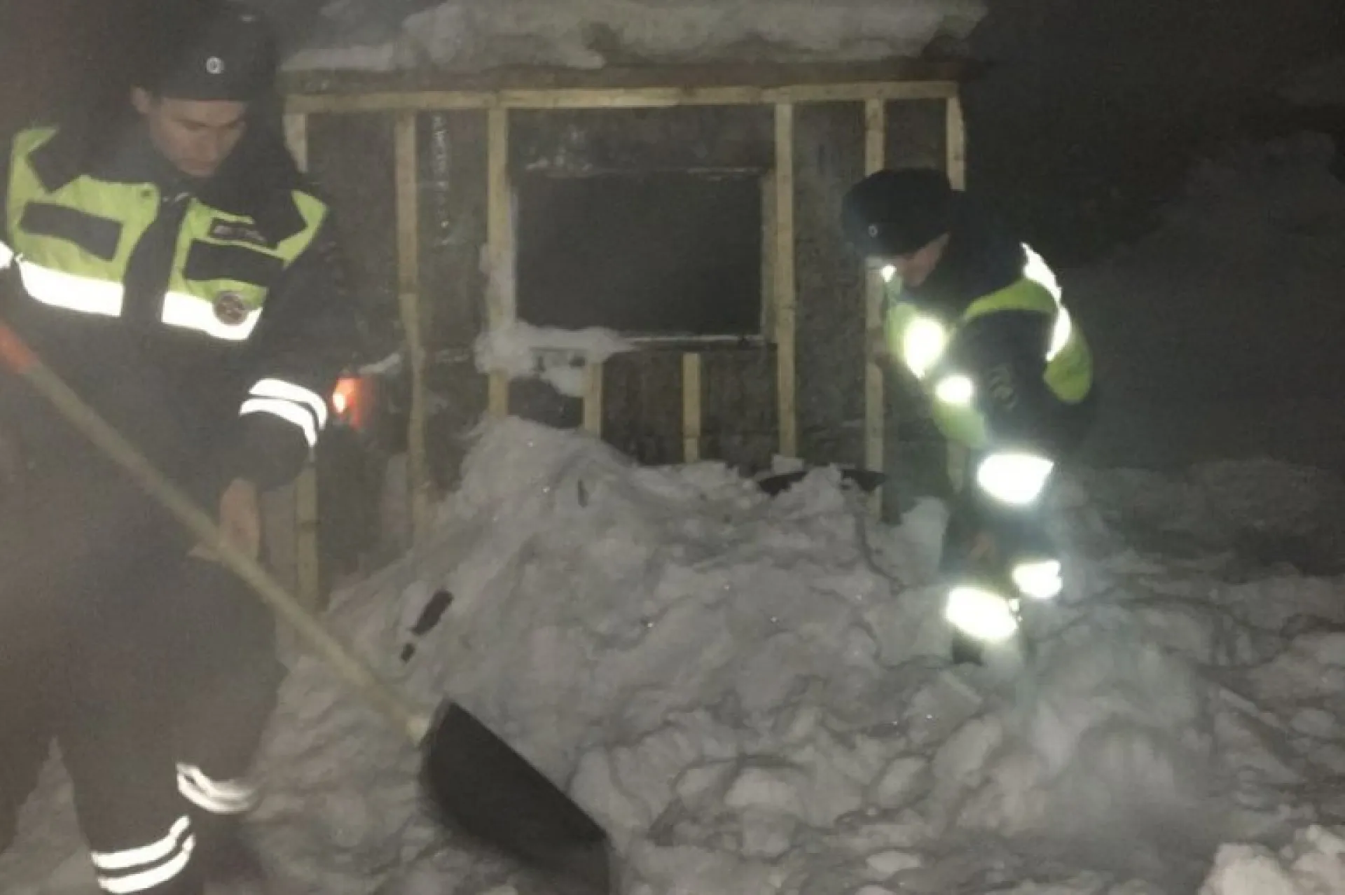 Полицейские спасли людей из горящего дома в Бийске Полицейские спасли людей из горящего дома в Бийске