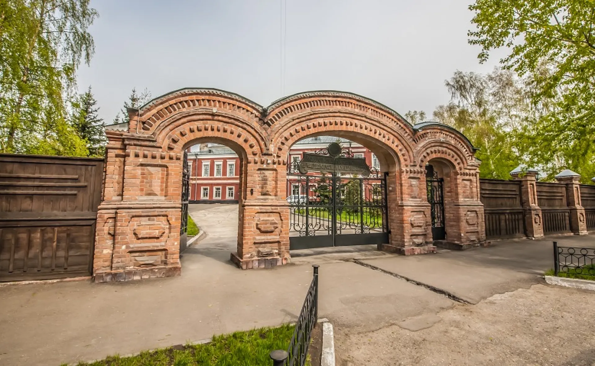 В Барнауле открылась выставка художника Юрия Титова