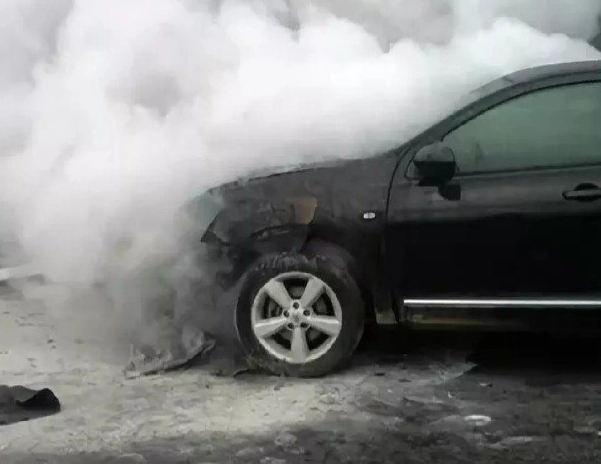Барнаульцы помогли девушке потушить автомобиль 