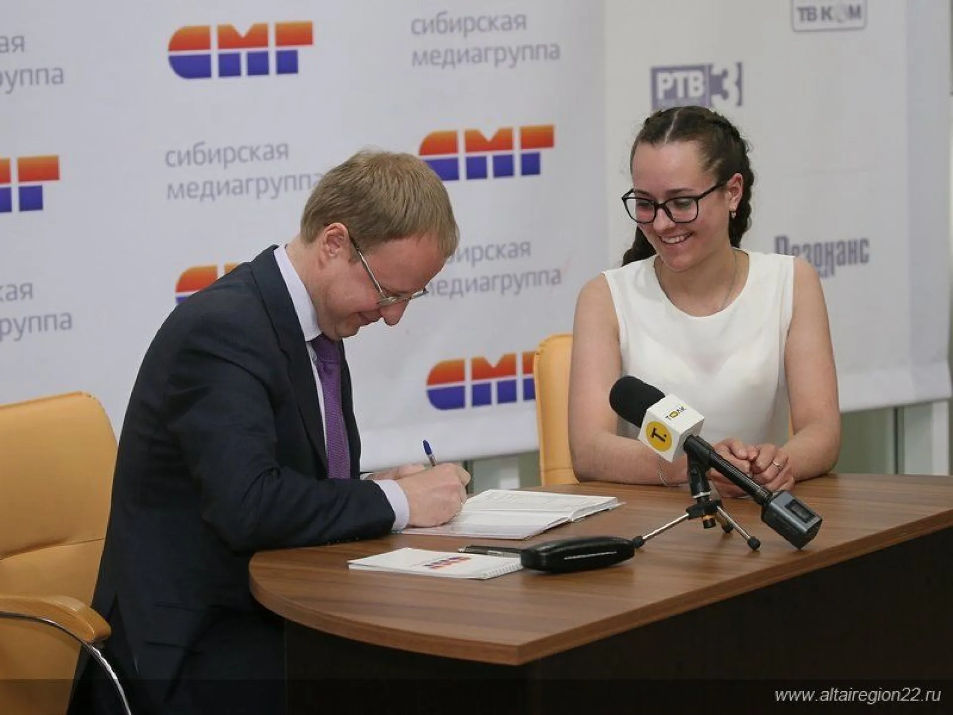 Виктор Томенко встретился с победителями проекта «Губернаторский дневник» Виктор Томенко встретился с победителями проекта «Губернаторский дневник»