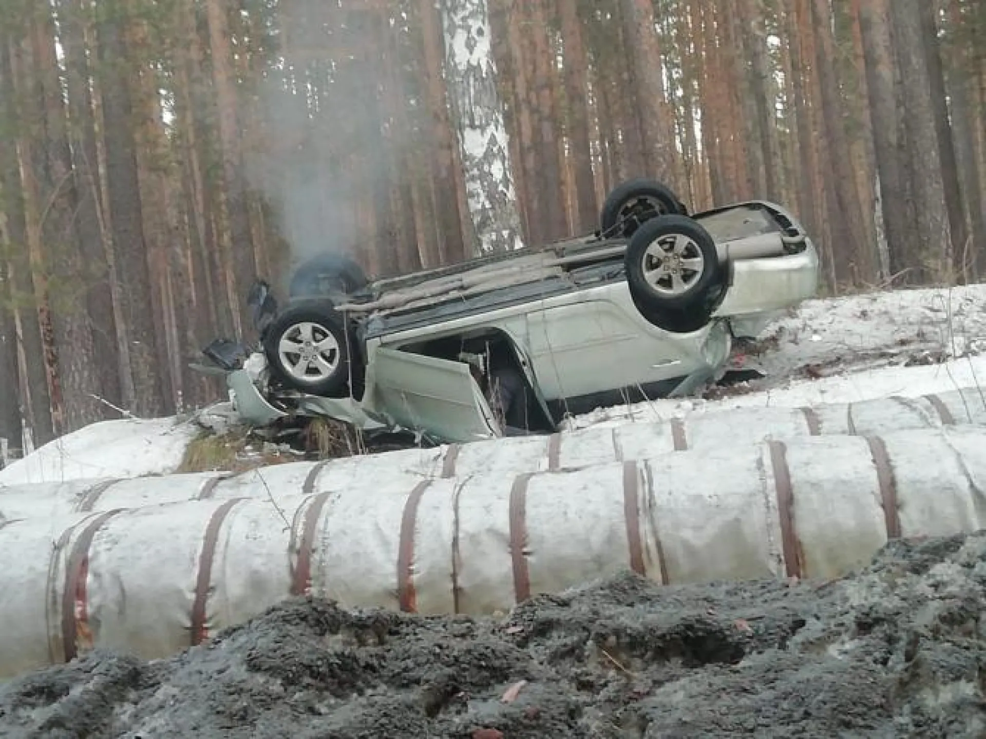 Автомобиль взлетел с трассы и перевернулся на крышу в Бийске