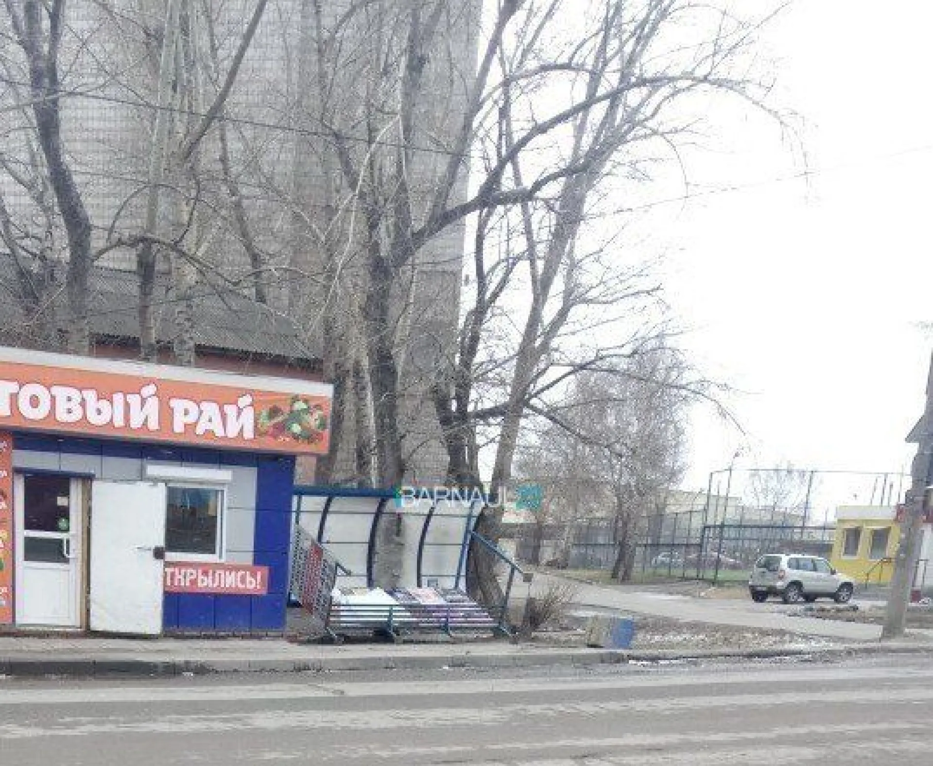 Ураганный ветер снес светофор в Барнауле Ураганный ветер снес светофор в Барнауле