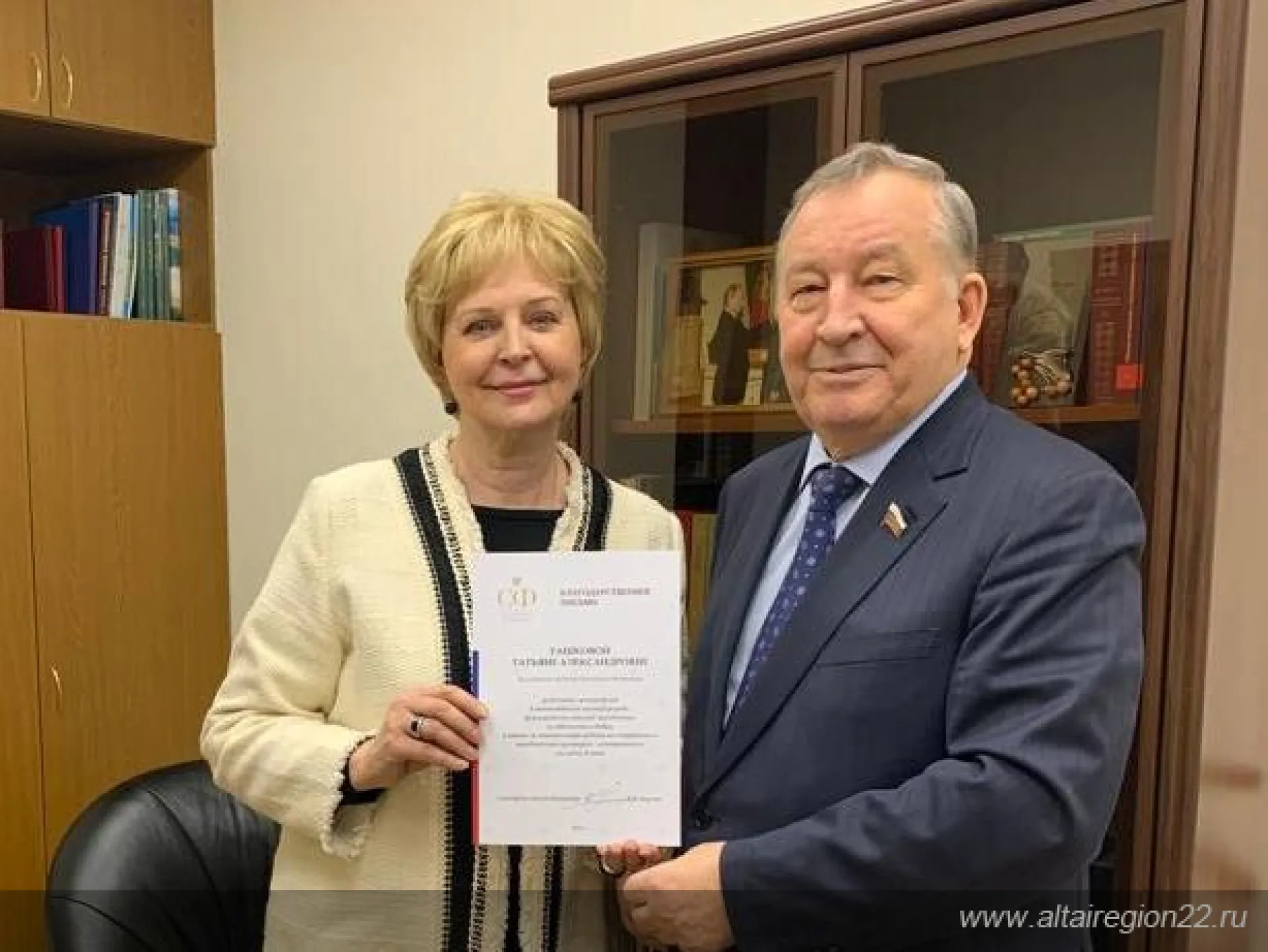 Сенатор Александр Карлин вручил благодарственное письмо заслуженной артистке России за подаренные музею аттестат и пианино Екатерины Савиновой Сенатор Александр Карлин вручил благодарственное письмо заслуженной артистке России за подаренные музею аттестат и пианино Екатерины Савиновой