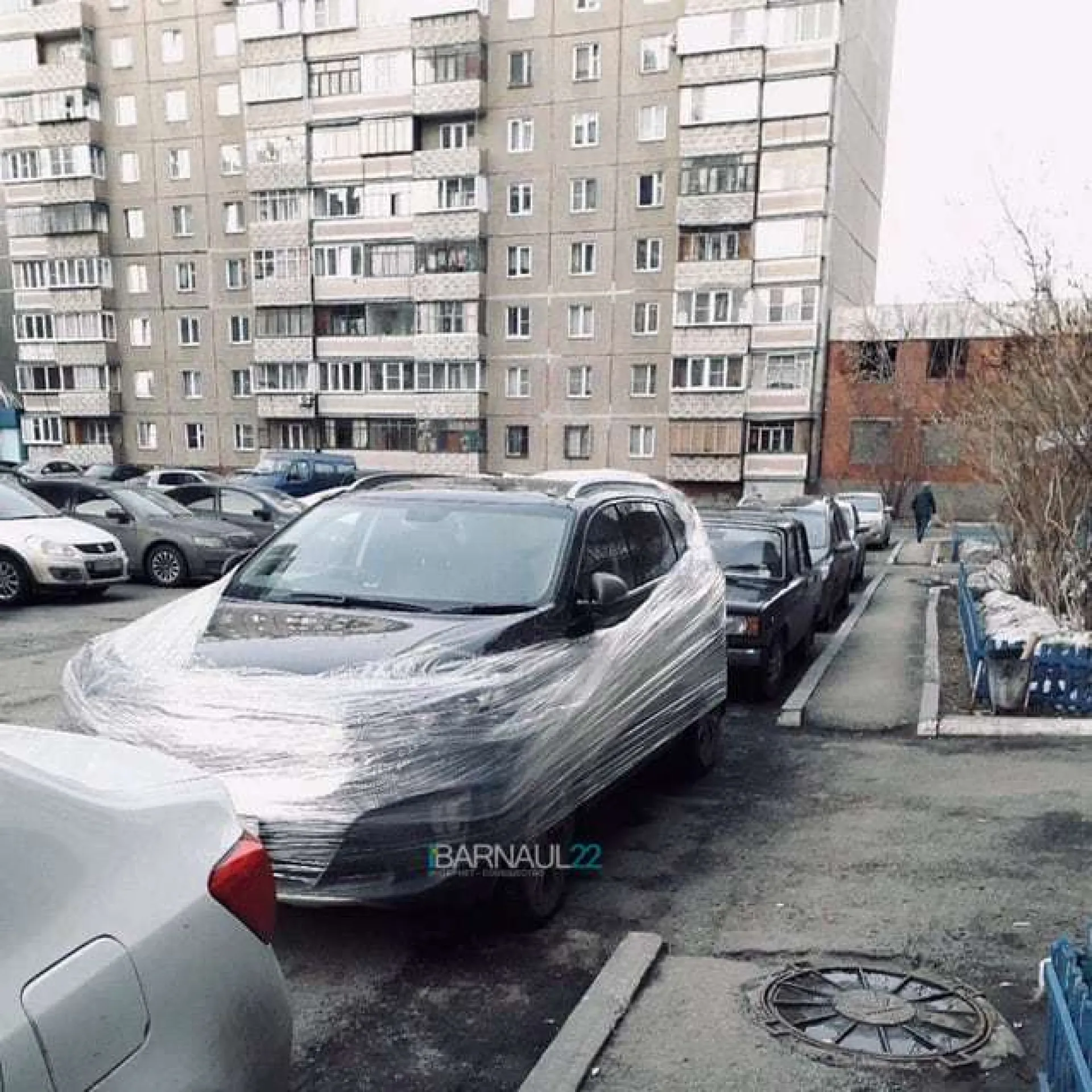 Фото: неизвестные в Барнауле обмотали плёнкой автомобили нарушителей