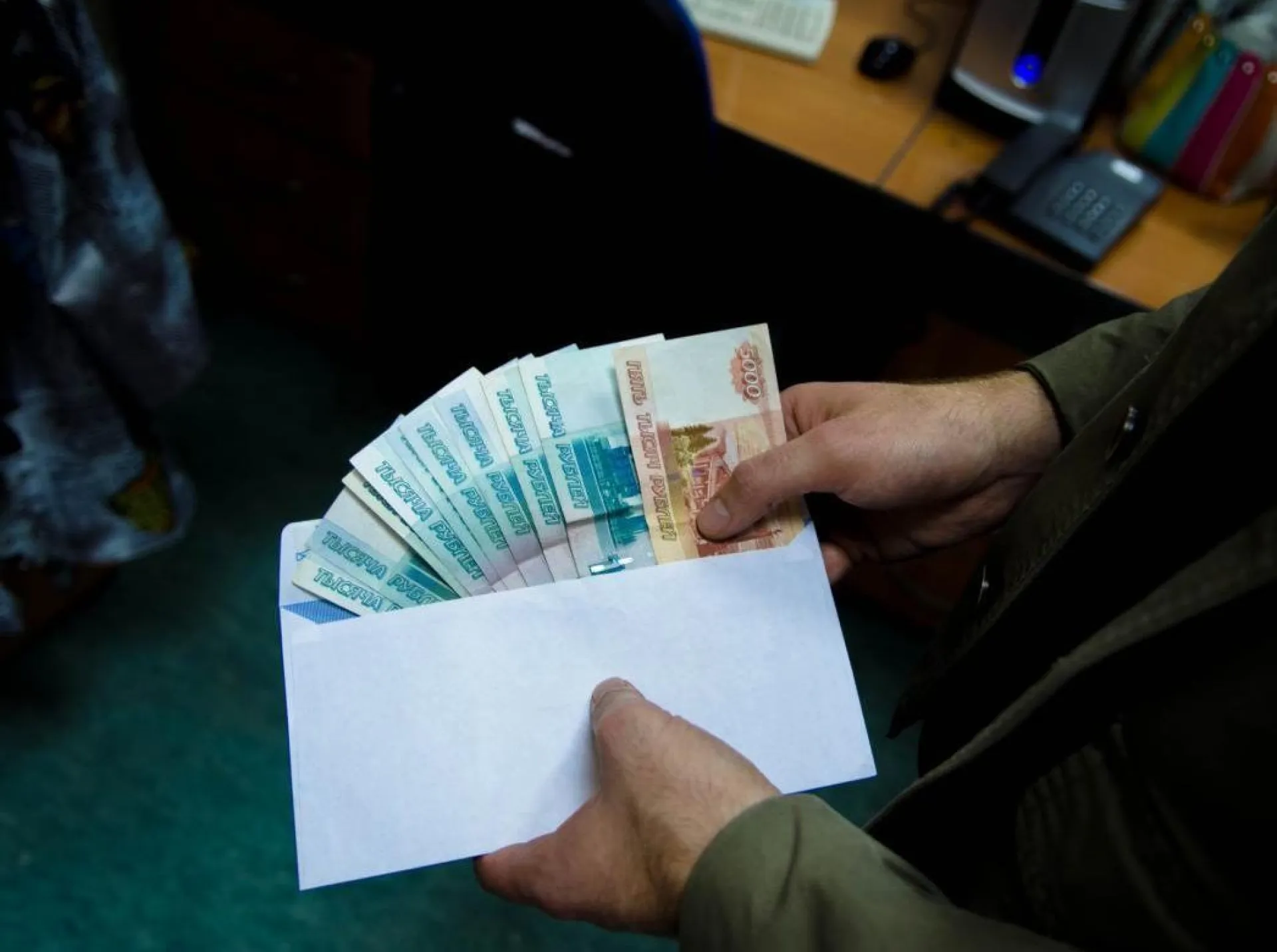 Житель Алтайского края обвиняется в попытке дать взятку полицейским Житель Алтайского края обвиняется в попытке дать взятку полицейским
