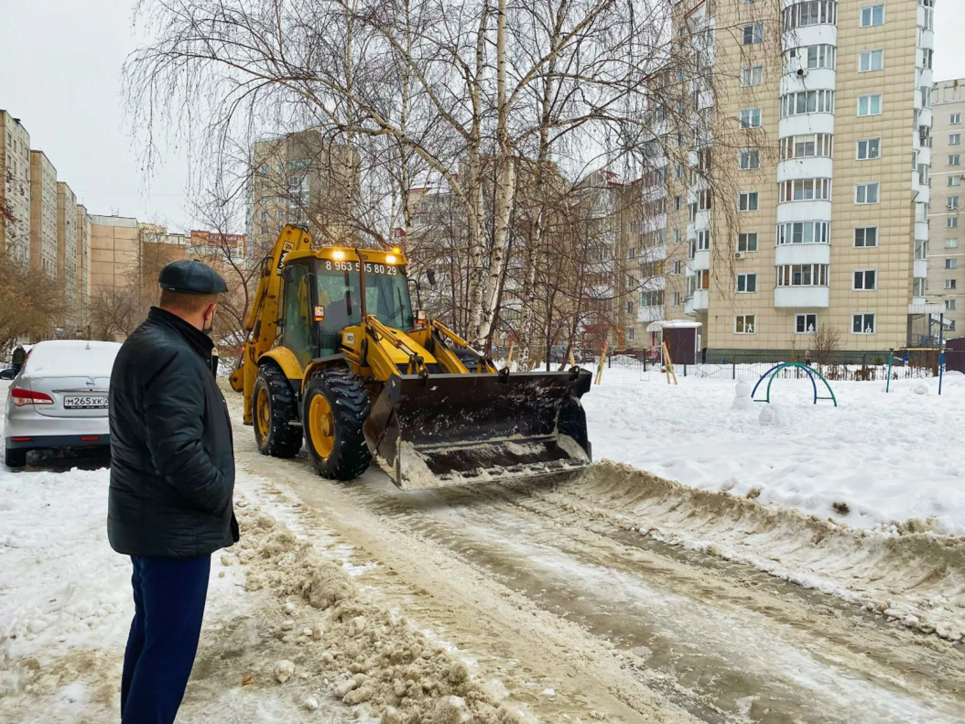 Власти Барнаула продолжают контролировать очистку дворов от снега и наледи Власти Барнаула продолжают контролировать очистку дворов от снега и наледи