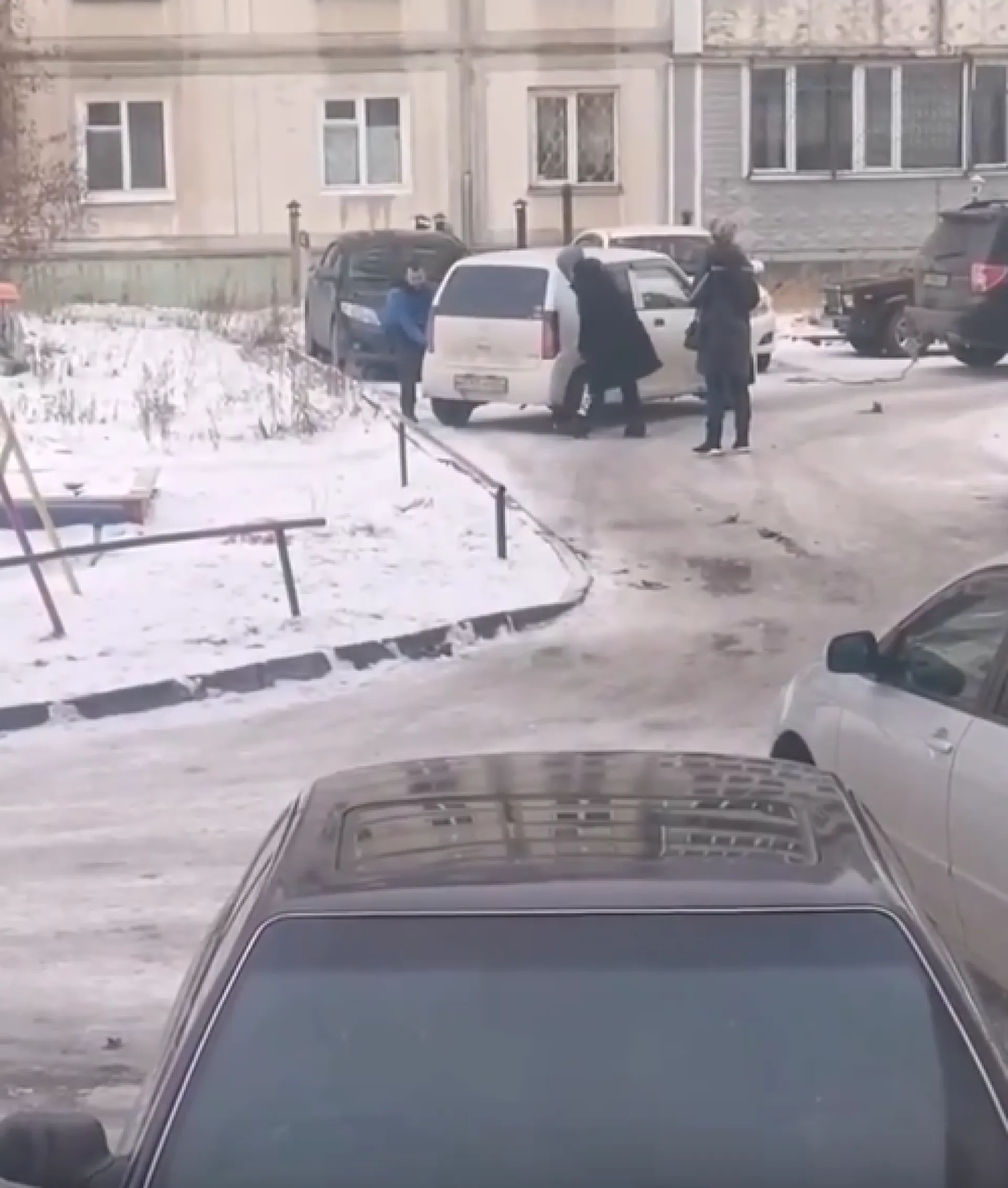 Справились без ГИБДД: в Бийске на руках оттащили автомобиль, который перегораживал проезд Справились без ГИБДД: в Бийске на руках оттащили автомобиль, который перегораживал проезд