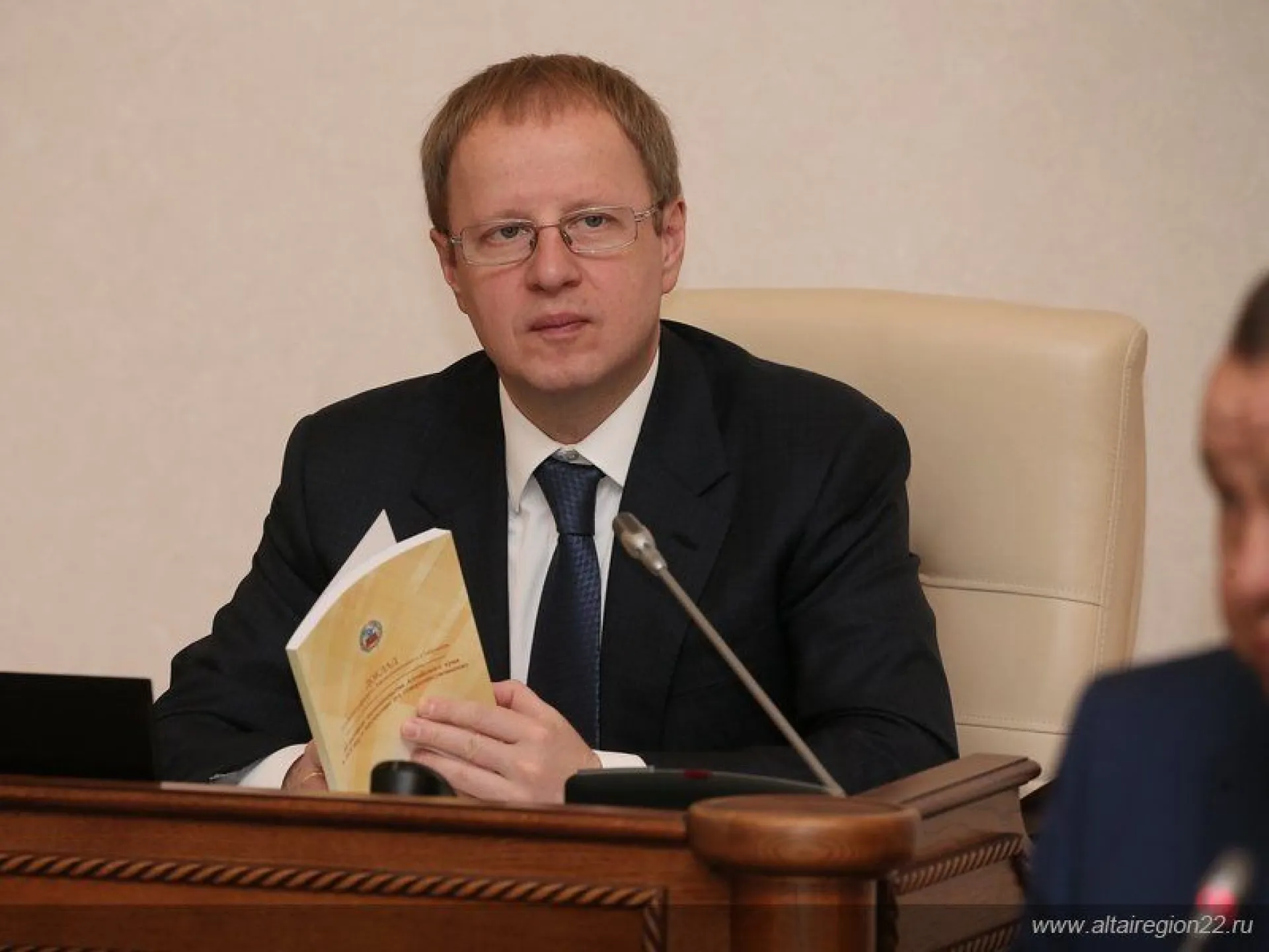 Виктор Томенко подписал пакет документов по увеличению зарплаты Виктор Томенко подписал пакет документов по увеличению зарплаты
