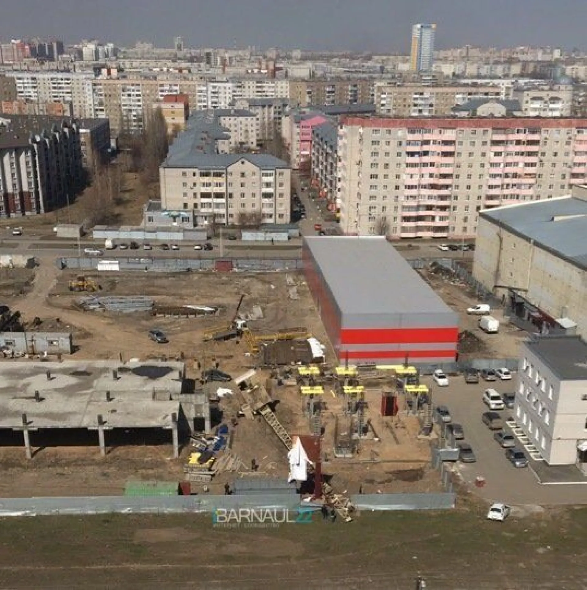 Соцсети: башенный кран упал на стройке в Барнауле Соцсети: башенный кран упал на стройке в Барнауле