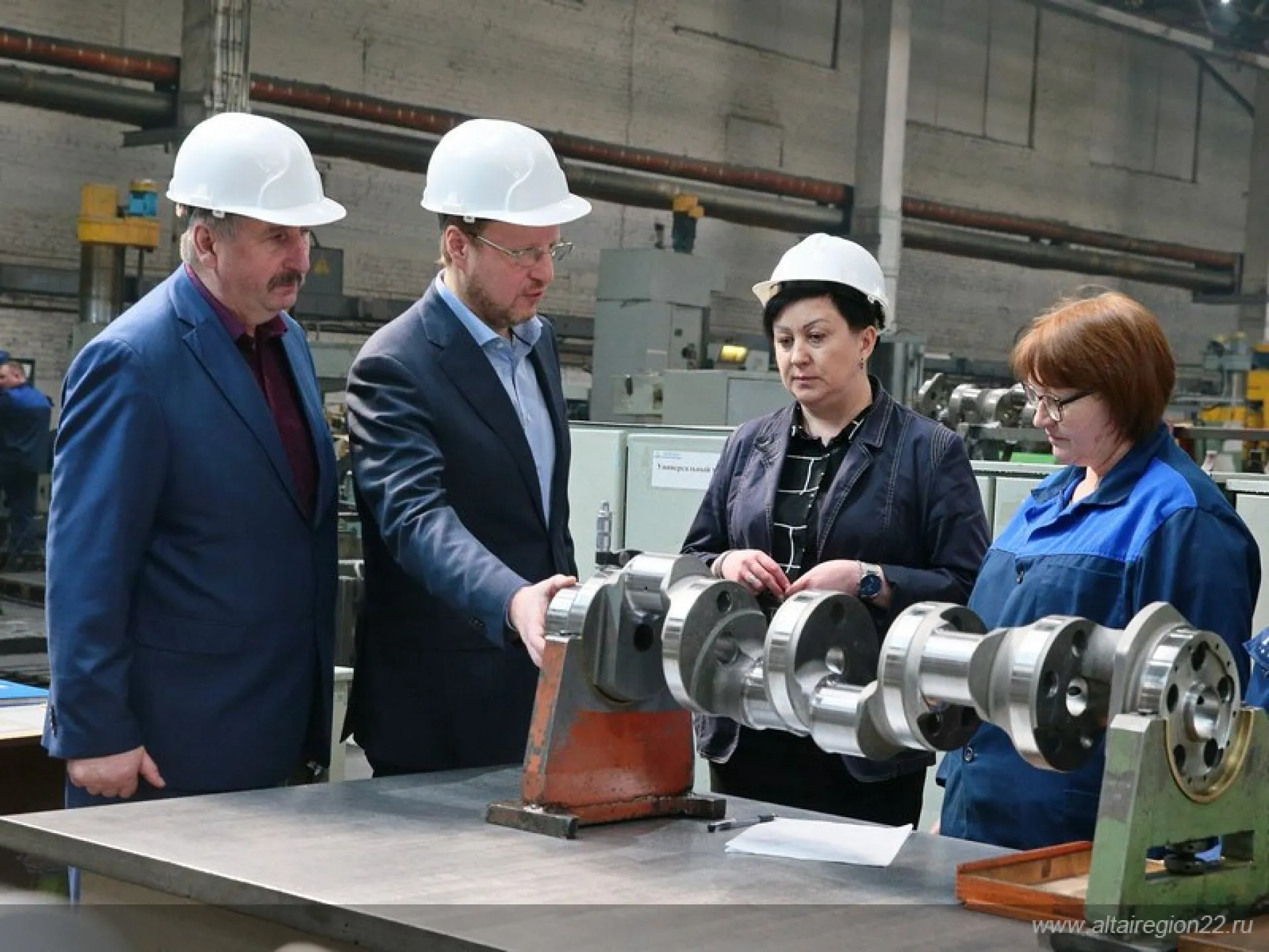 Губернатор Алтайского края посетил завод, изготавливающий двигатели для военной техники Губернатор Алтайского края посетил завод, изготавливающий двигатели для военной техники