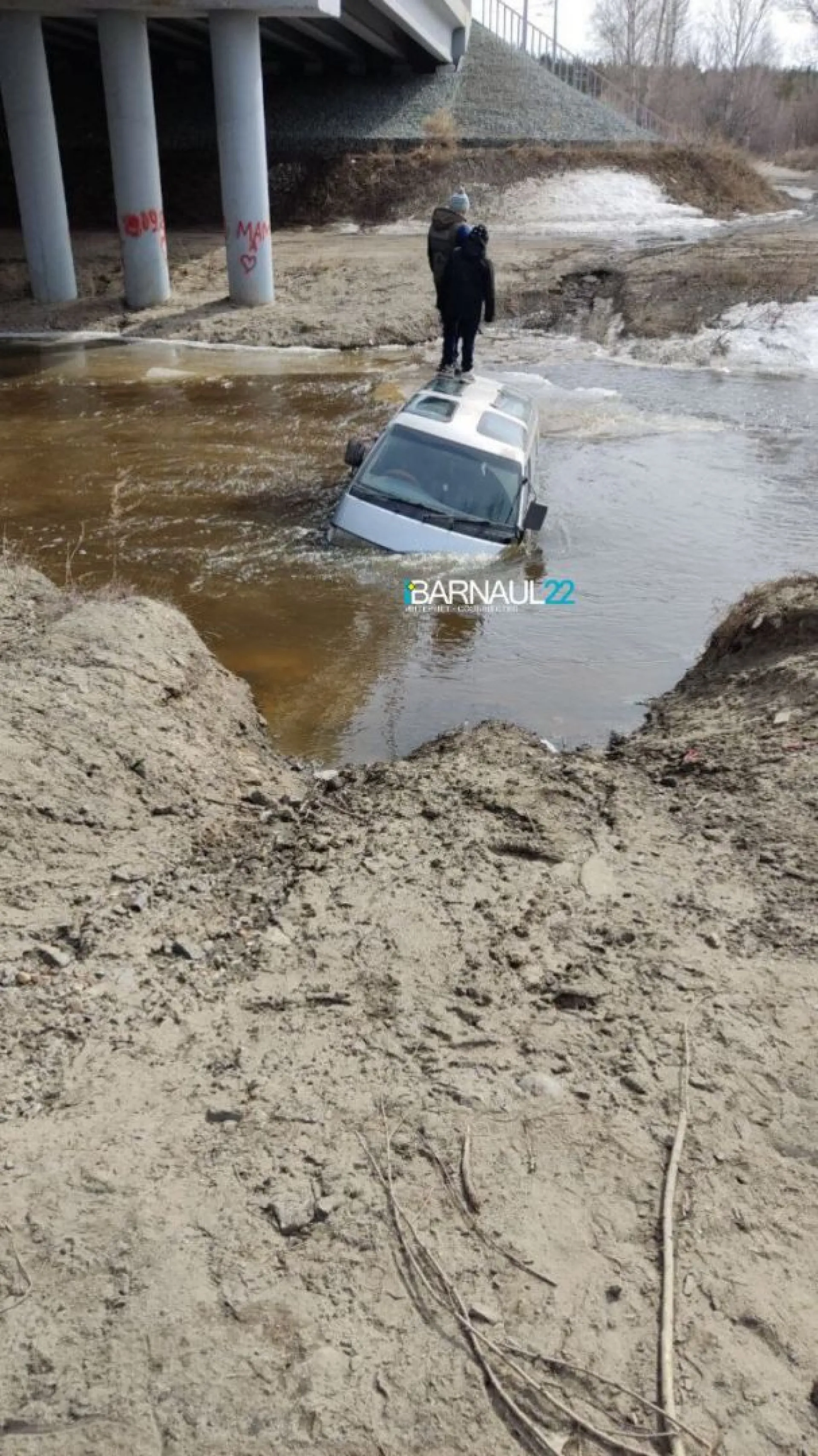Микроавтобус с людьми утонул в пригороде Барнаула Микроавтобус с людьми утонул в пригороде Барнаула