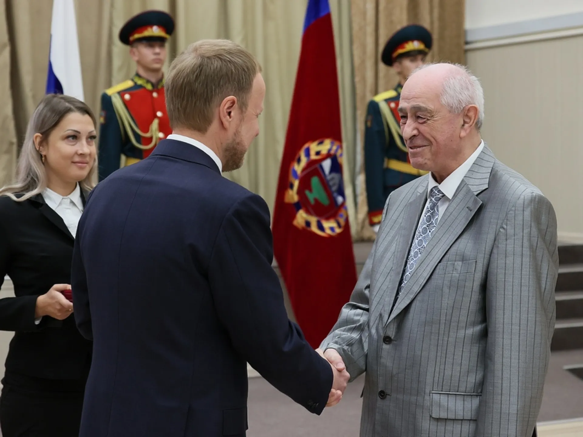 Губернатор Виктор Томенко вручил государственные награды жителям Алтайского края Губернатор Виктор Томенко вручил государственные награды жителям Алтайского края