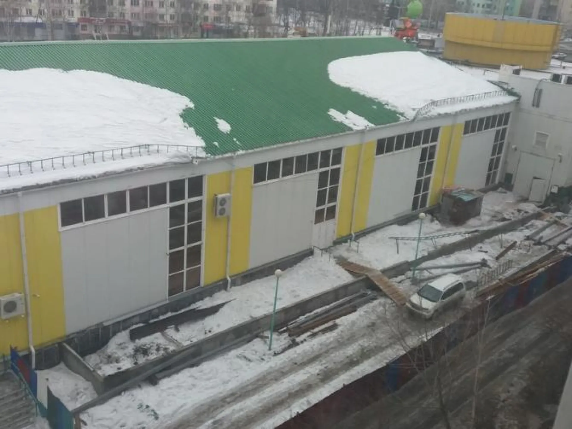 Снег с крыши ТЦ сошел вместе с металлоконструкцией в Бийске