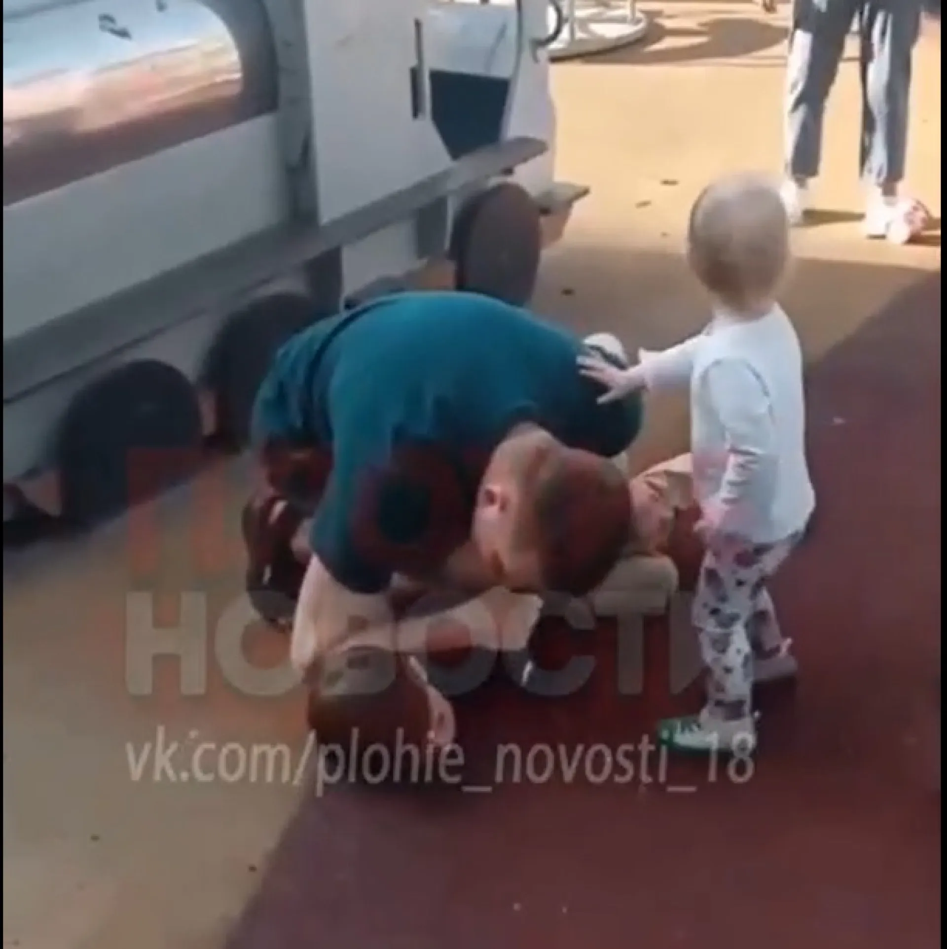 Мальчик разозлил мужчину и пенсионерку на детской площадке Братска Мальчик разозлил мужчину и пенсионерку на детской площадке Братска