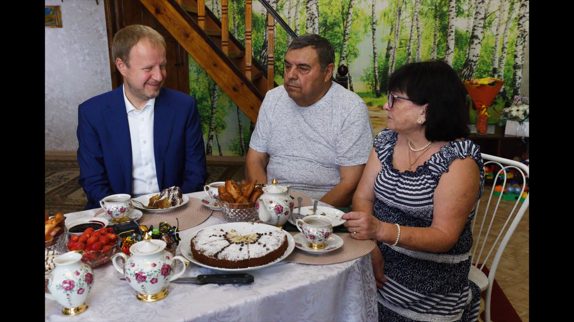 Губернатор Томенко посетил семью, отметившую золотой юбилей свадьбы Губернатор Томенко посетил семью, отметившую золотой юбилей свадьбы