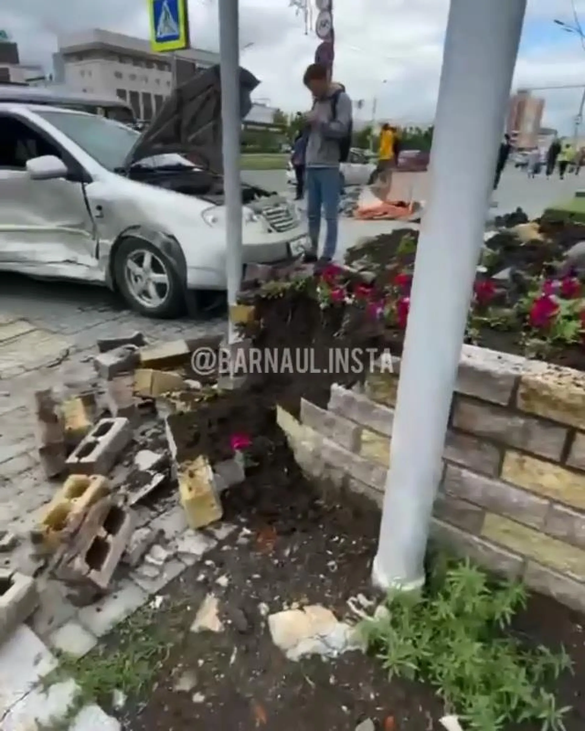 В ДТП в центре Барнаула пострадали два автомобиля и клумба В ДТП в центре Барнаула пострадали два автомобиля и клумба
