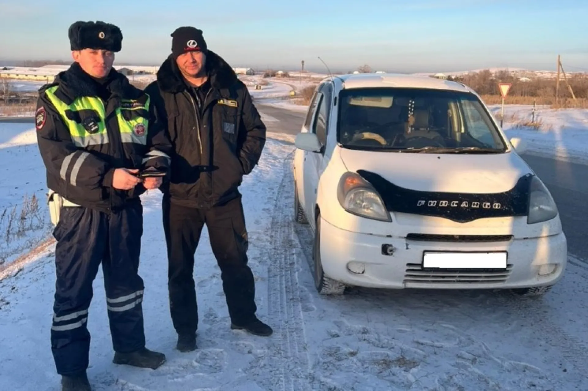 В Алтайском крае сотрудники Госавтоинспекции помогли водителю на трассе В Алтайском крае сотрудники Госавтоинспекции помогли водителю на трассе