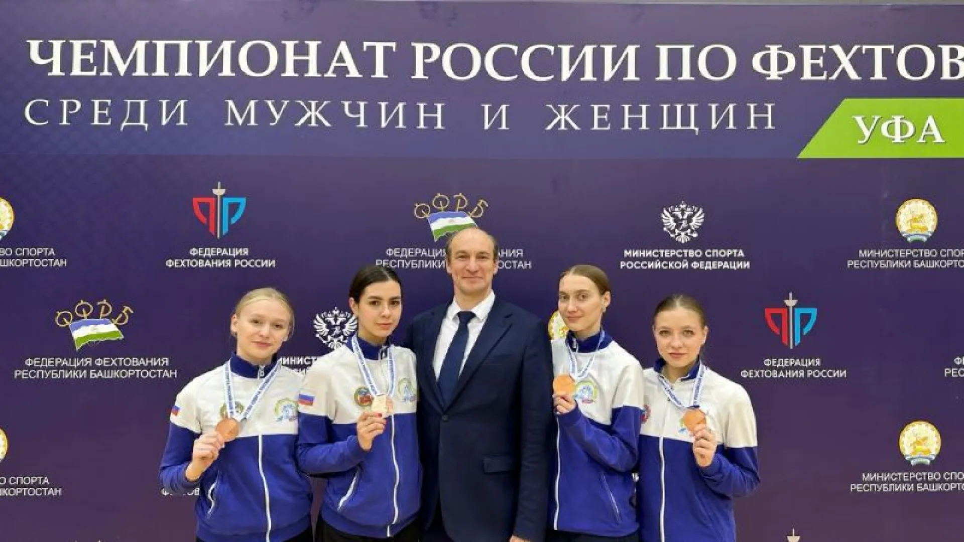 Команда саблисток из Алтайского края впервые завоевала медаль чемпионата России Команда саблисток из Алтайского края впервые завоевала медаль чемпионата России