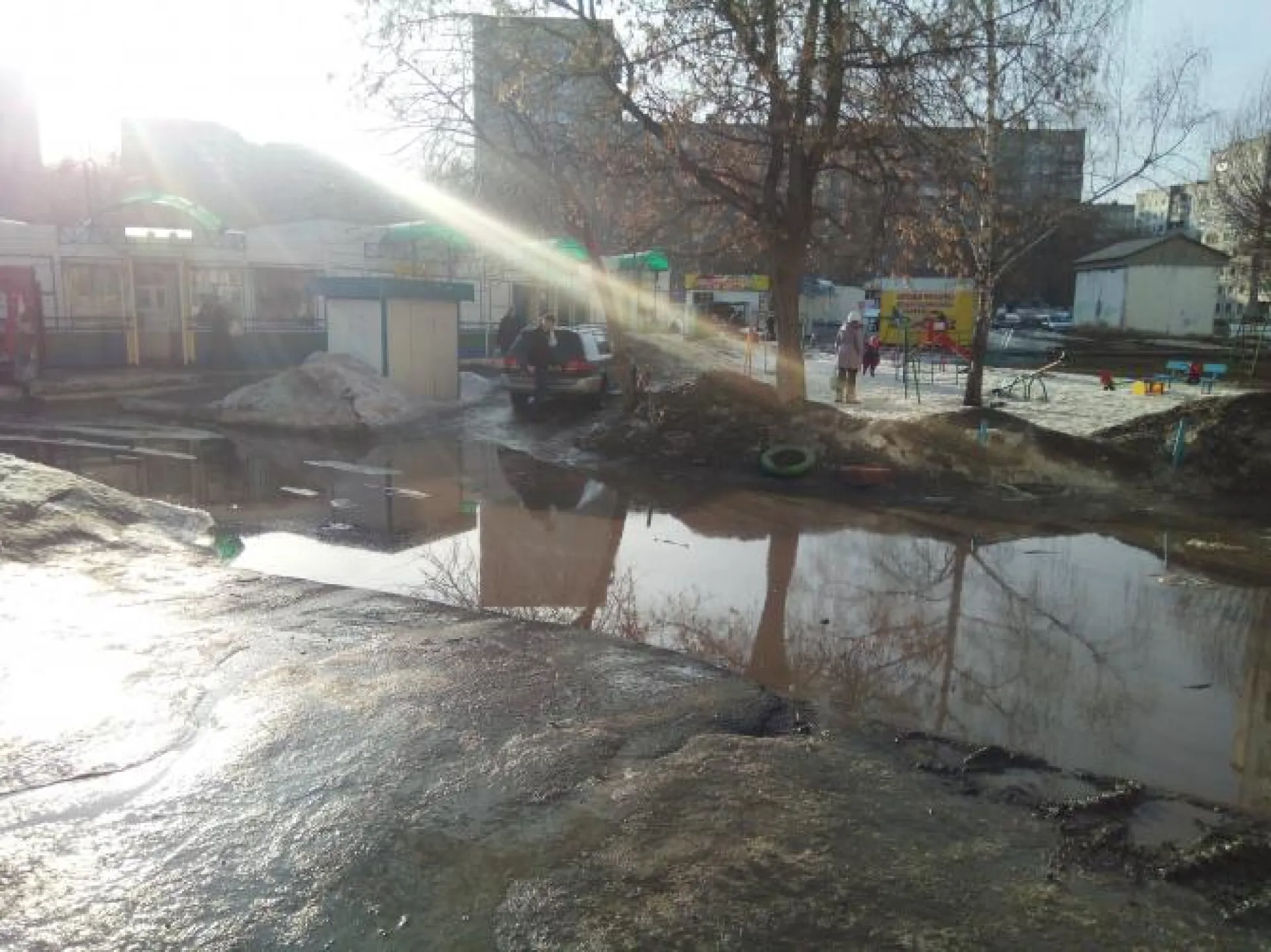 Жители Барнаула жалуются на огромную лужу во дворе дома