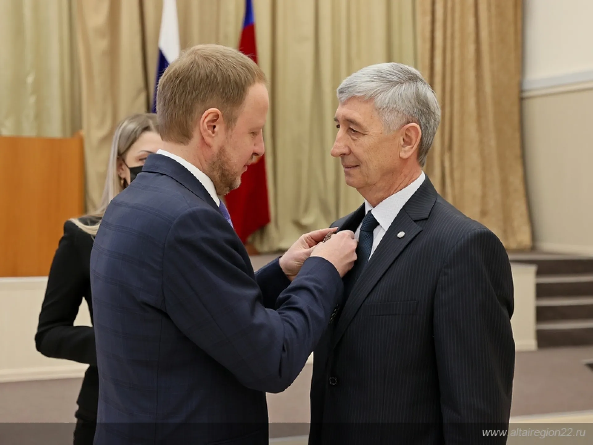 В День местного самоуправления губернатор Алтайского края вручил награды муниципальным служащим В День местного самоуправления губернатор Алтайского края вручил награды муниципальным служащим