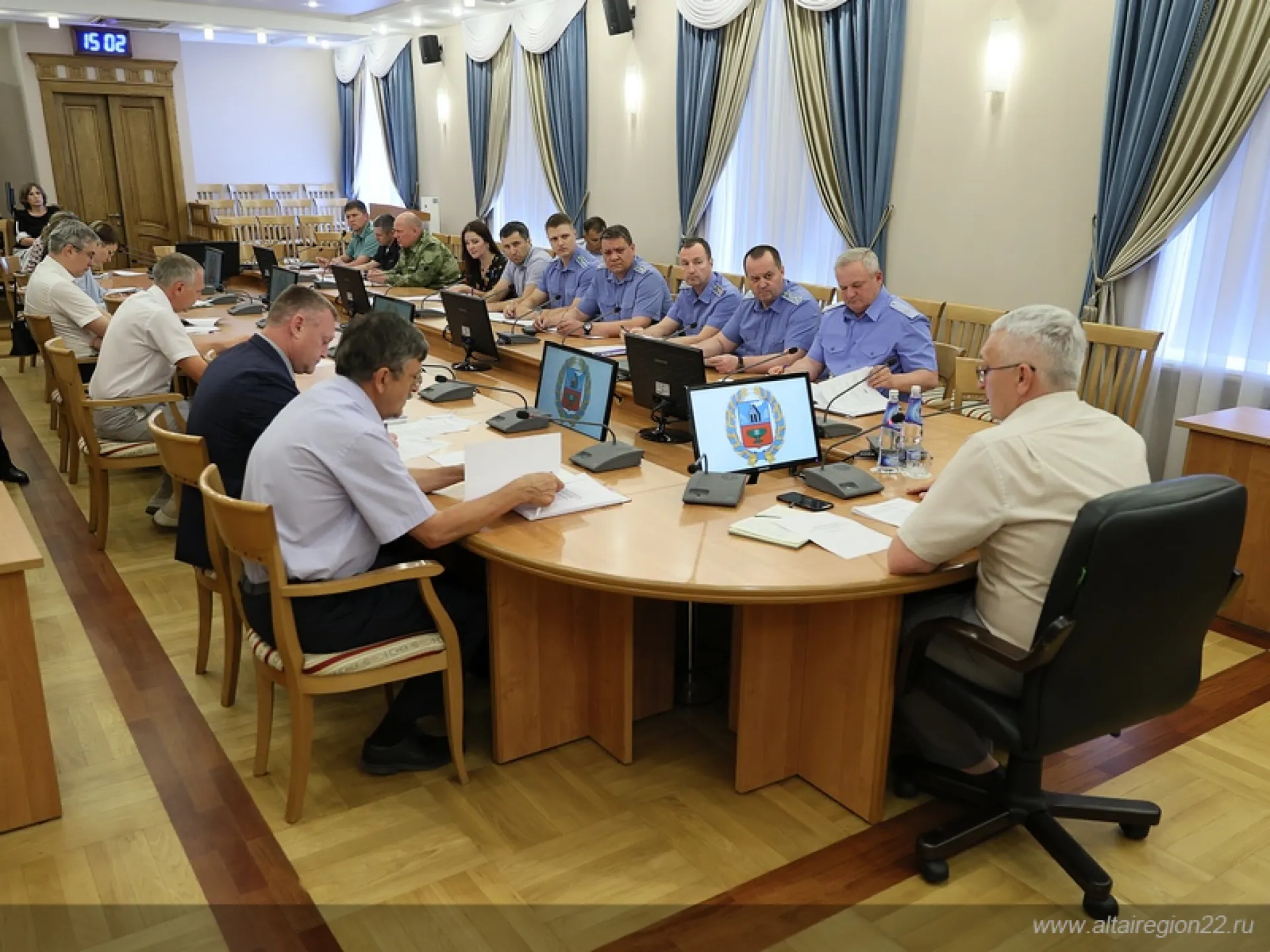 Патриотическое воспитание школьников обсудили в правительстве Алтайского края Патриотическое воспитание школьников обсудили в правительстве Алтайского края