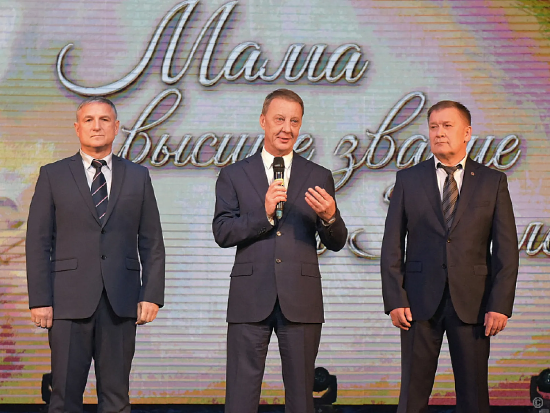 Глава города Вячеслав Франк поздравляет жительниц Барнаула с Днем матери