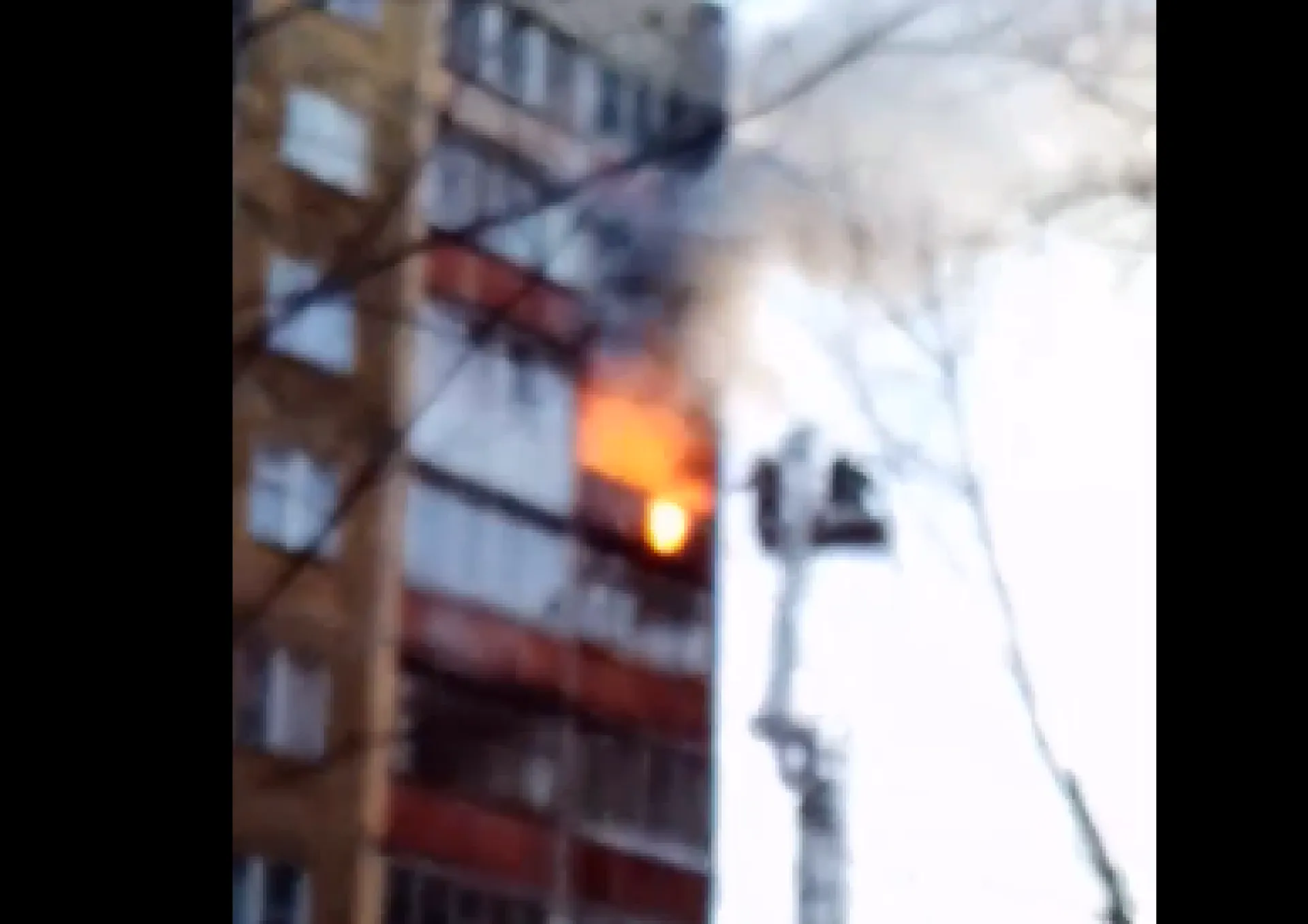 Пожар в барнаульской многоэтажке тушили 37 человек 