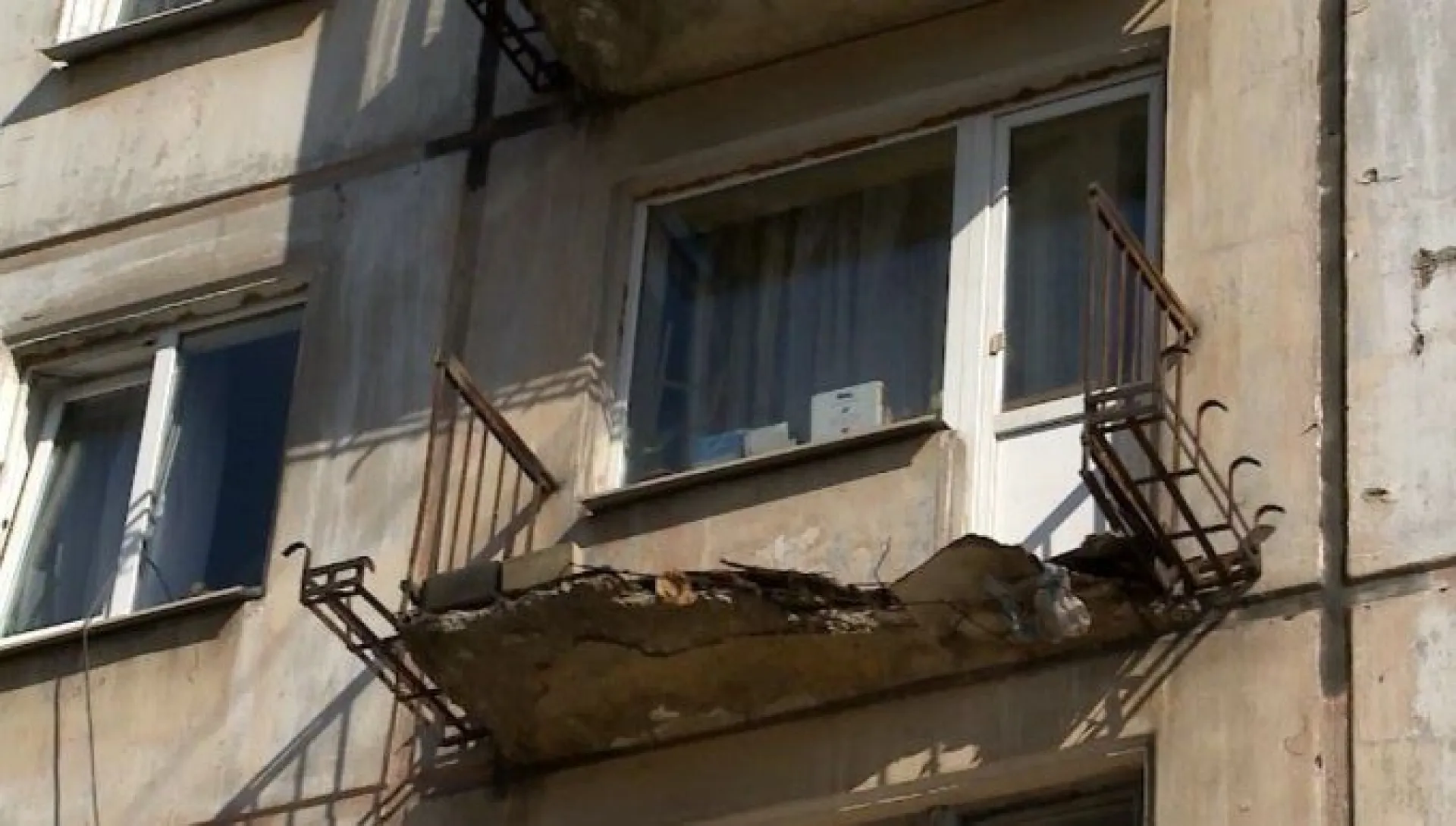 Балкон рухнул в барнаульской многоэтажке Балкон рухнул в барнаульской многоэтажке