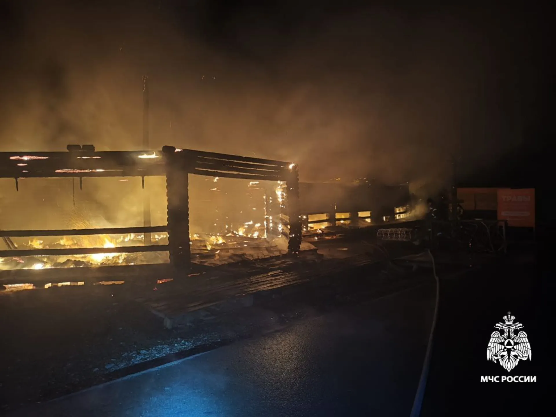 В районе Чемальской ГЭС сгорели торговые павильоны В районе Чемальской ГЭС сгорели торговые павильоны