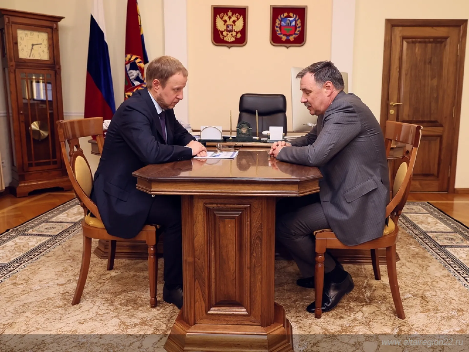 Губернатор Алтайского края обсудил вопросы занятости населения с руководителем Федеральной службы по труду и занятости Губернатор Алтайского края обсудил вопросы занятости населения с руководителем Федеральной службы по труду и занятости