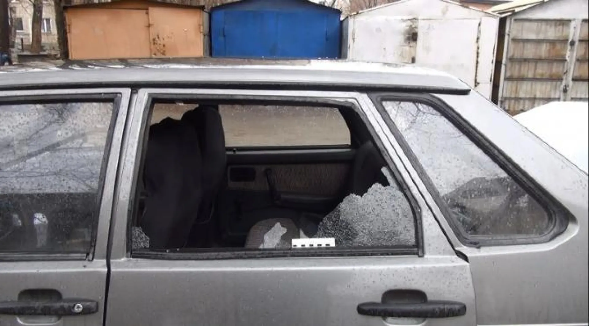 Группа людей обокрала автомобиль жителя Бийска