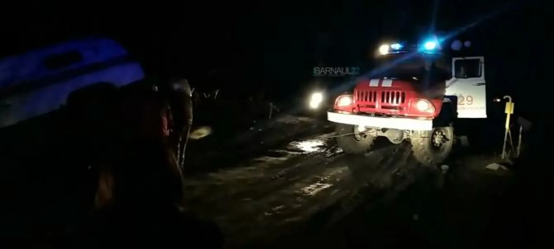 Соцсети: машина скорой помощи провалилась в яму в алтайском селе