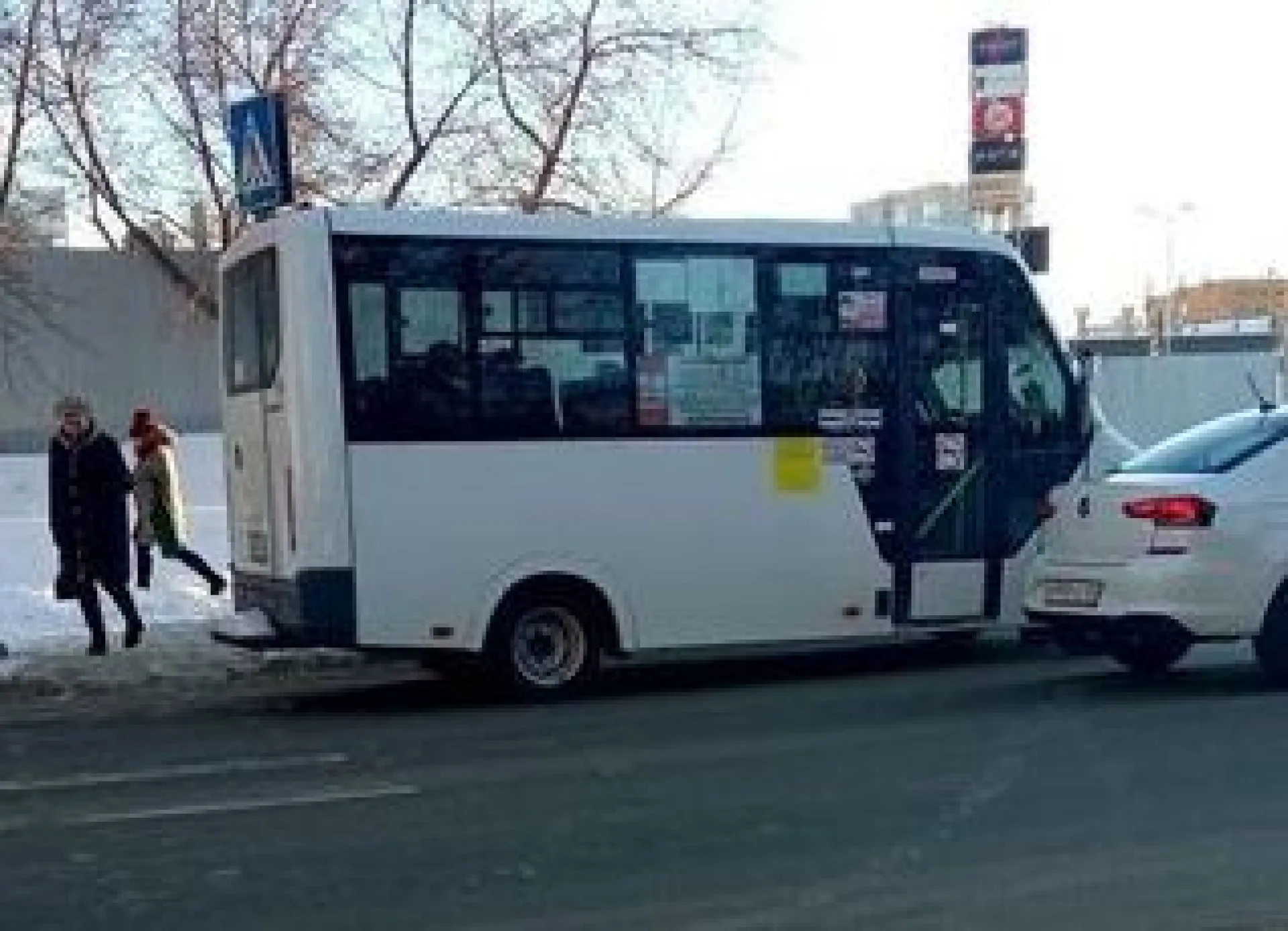 «Почему мы должны рисковать жизнью»: барнаульцы возмутились ездой общественного транспорта по третьей полосе «Почему мы должны рисковать жизнью»: барнаульцы возмутились ездой общественного транспорта по третьей полосе