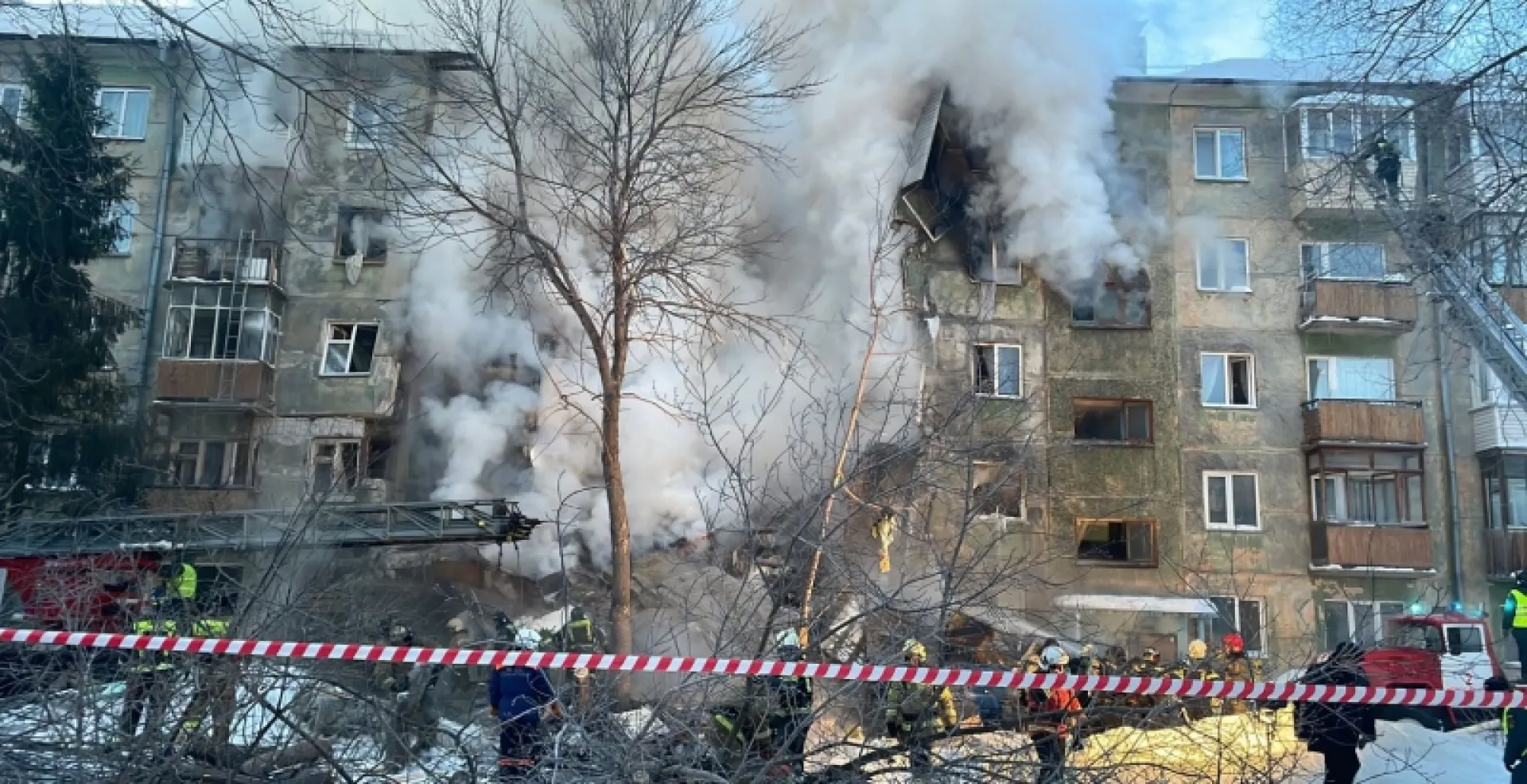 Жилой дом обрушился в Новосибирске из-за хлопка бытового газа Жилой дом обрушился в Новосибирске из-за хлопка бытового газа
