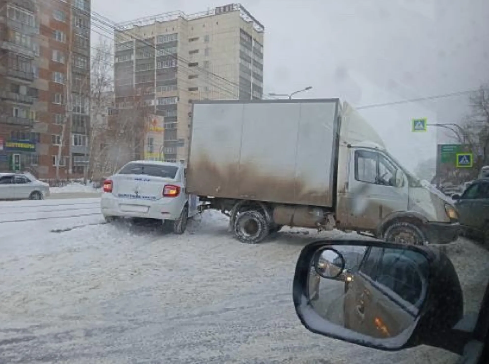 В Барнауле из-за снегопада оказалась перекрыта полоса дороги В Барнауле из-за снегопада оказалась перекрыта полоса дороги