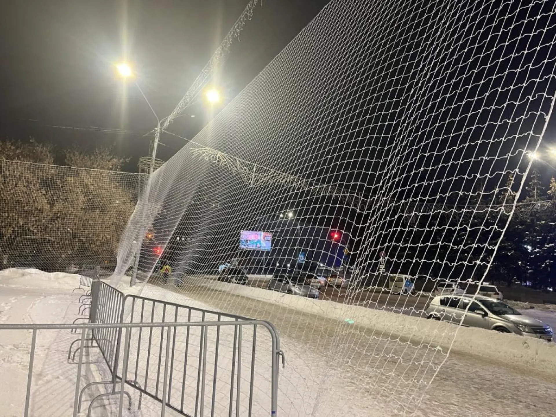 Площадку для занятий зимним волейболом построили на площади Сахарова в Барнауле Площадку для занятий зимним волейболом построили на площади Сахарова в Барнауле