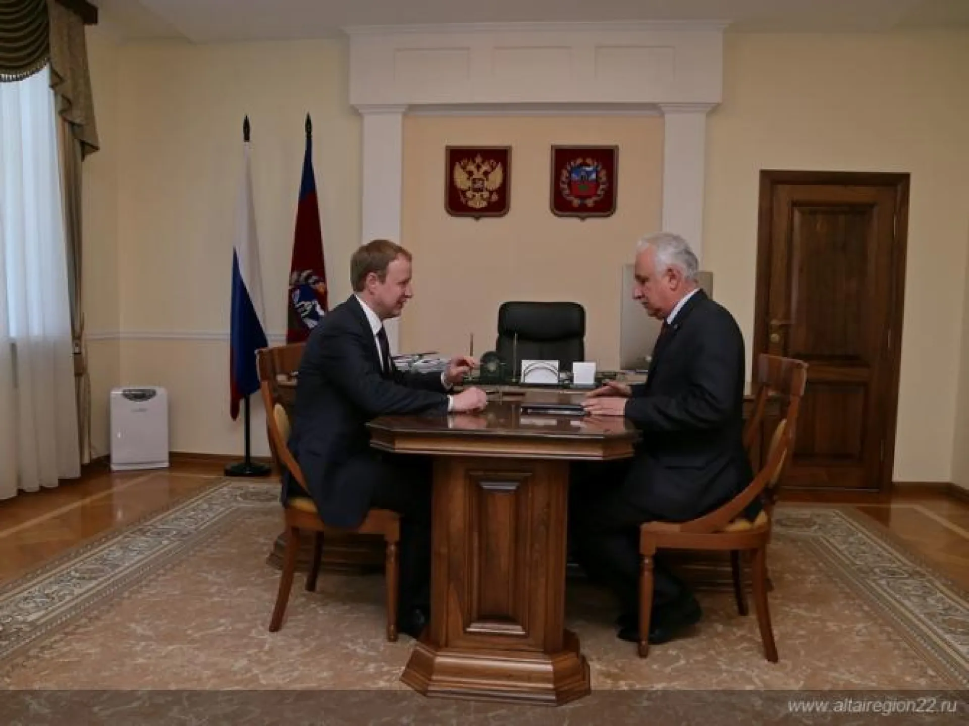 Виктор Томенко провёл рабочую встречу с уполномоченным по правам человека в Алтайском крае Виктор Томенко провёл рабочую встречу с уполномоченным по правам человека в Алтайском крае